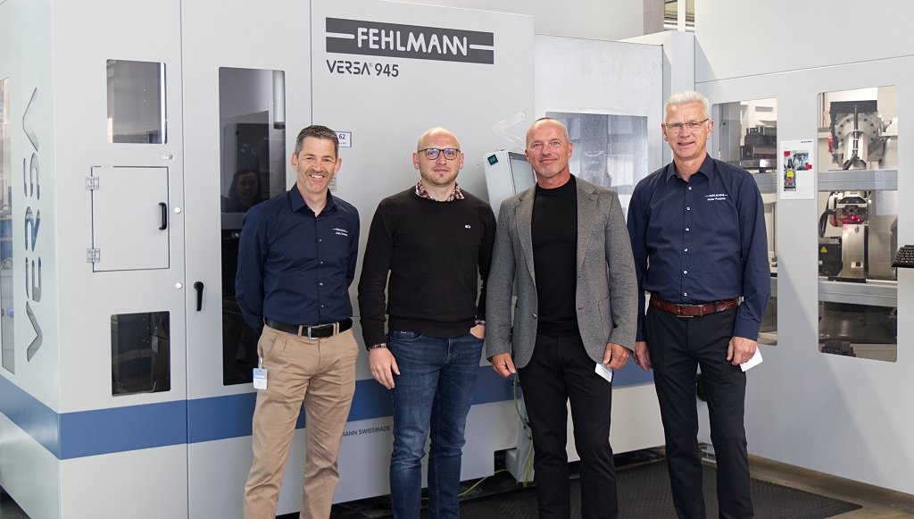 Vor der Versa 945 bei Escha: Alain Strebel (Fehlmann), Benjamin Unruh (Escha), Enrico Akkerman (Gibas) und Peter Potjans (Fehlmann).
