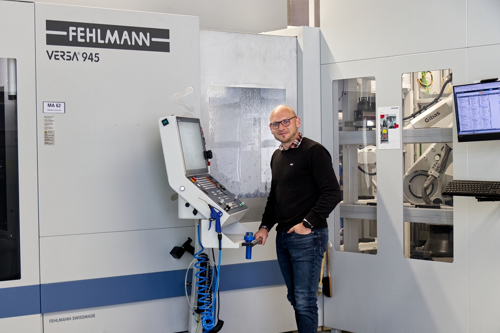 Benjamin Unruh, Projektleiter bei Escha, ist sehr zufrieden mit der neuen Fertigungslösung bestehend aus Versa 945 von Fehlmann, einer flexiblen Gibas-Automation und dem Leitsystem Evomecs.