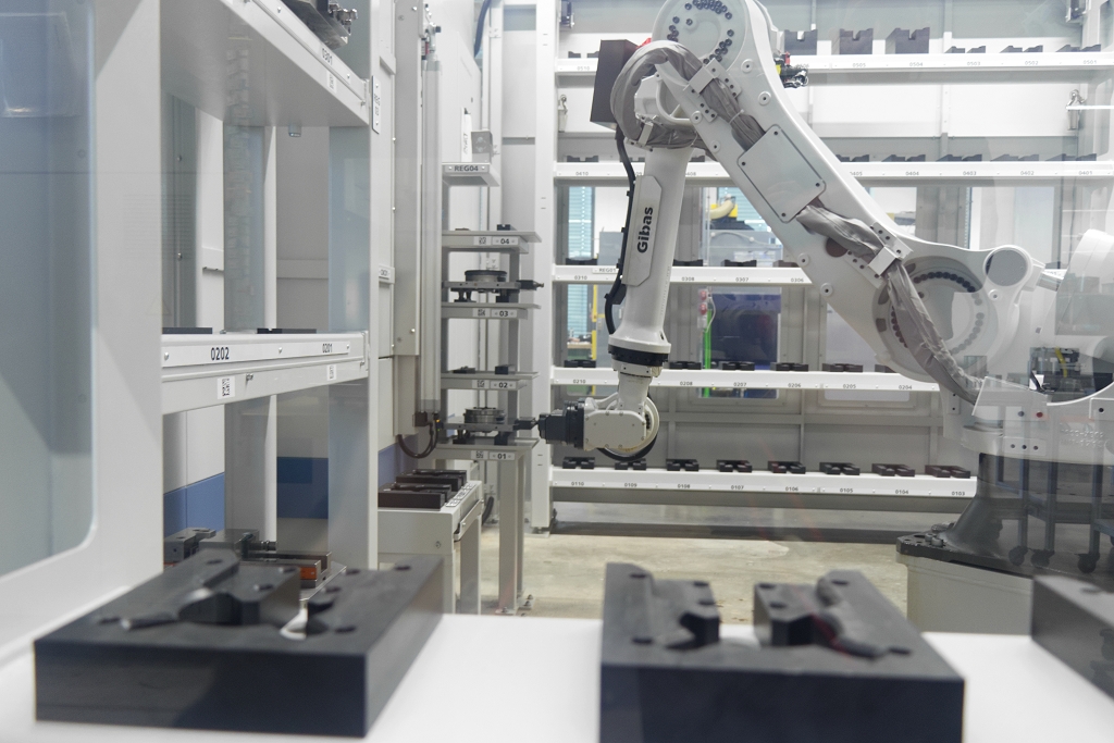 Herzstück der Automation ist eine Roboterzelle mit einem Fanuc-Roboter, der unterschiedliche Bauteilgrössen problemlos handeln kann: von kleinen Elektroden bis hin zu grossen Formplatten.