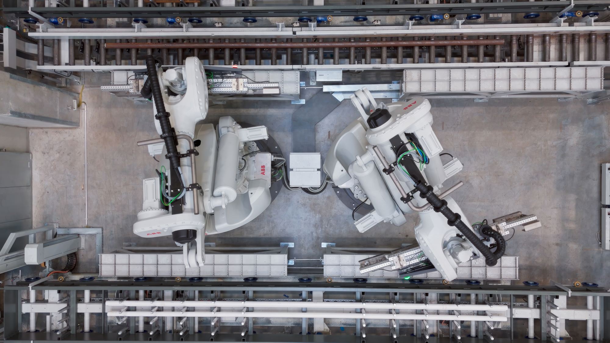Zwei ABB-Sechsachsroboter vom Typ IRB 8700 bedienen die Sägeplätze im automatisierten Sägezentrum von Liebherr in Oberopfingen