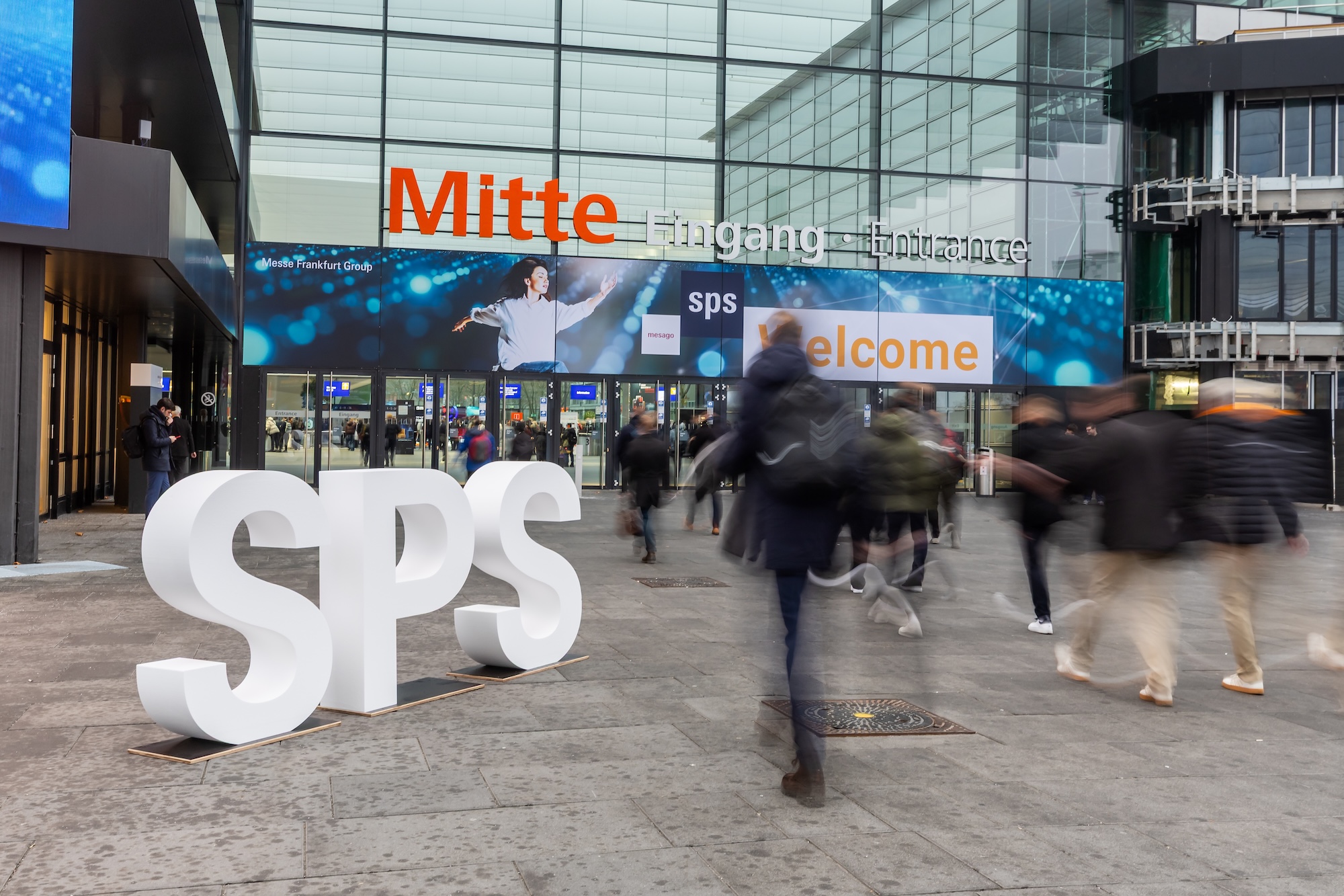 Alt-Text: SPS 2026 in Nürnberg, Eingang Messe für die Automatisierungsbranche