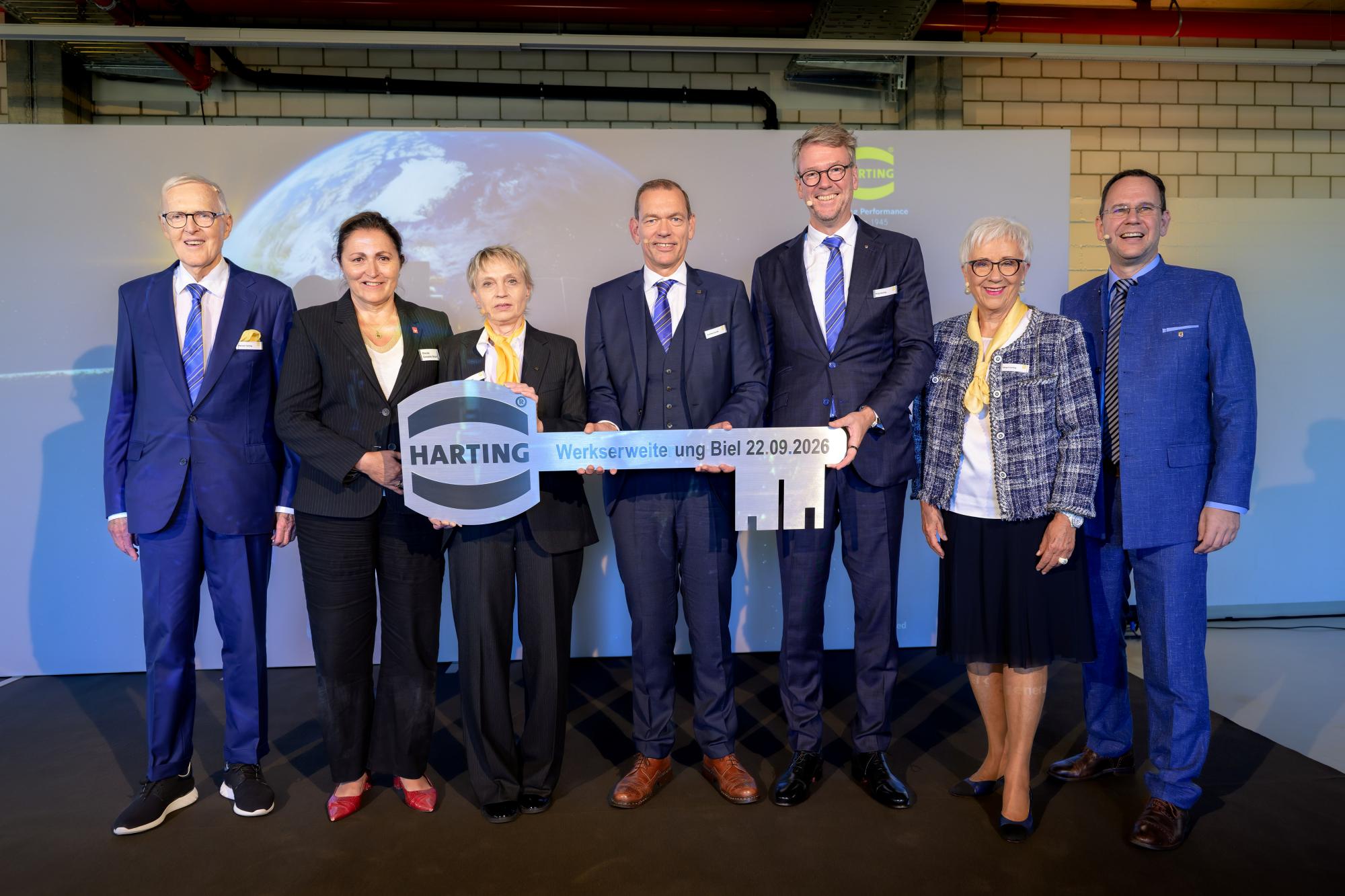 Meilenstein in Biel: Mit der Schlüsselübergabe markiert Harting den Abschluss der Werkserweiterung am Schweizer Standort.