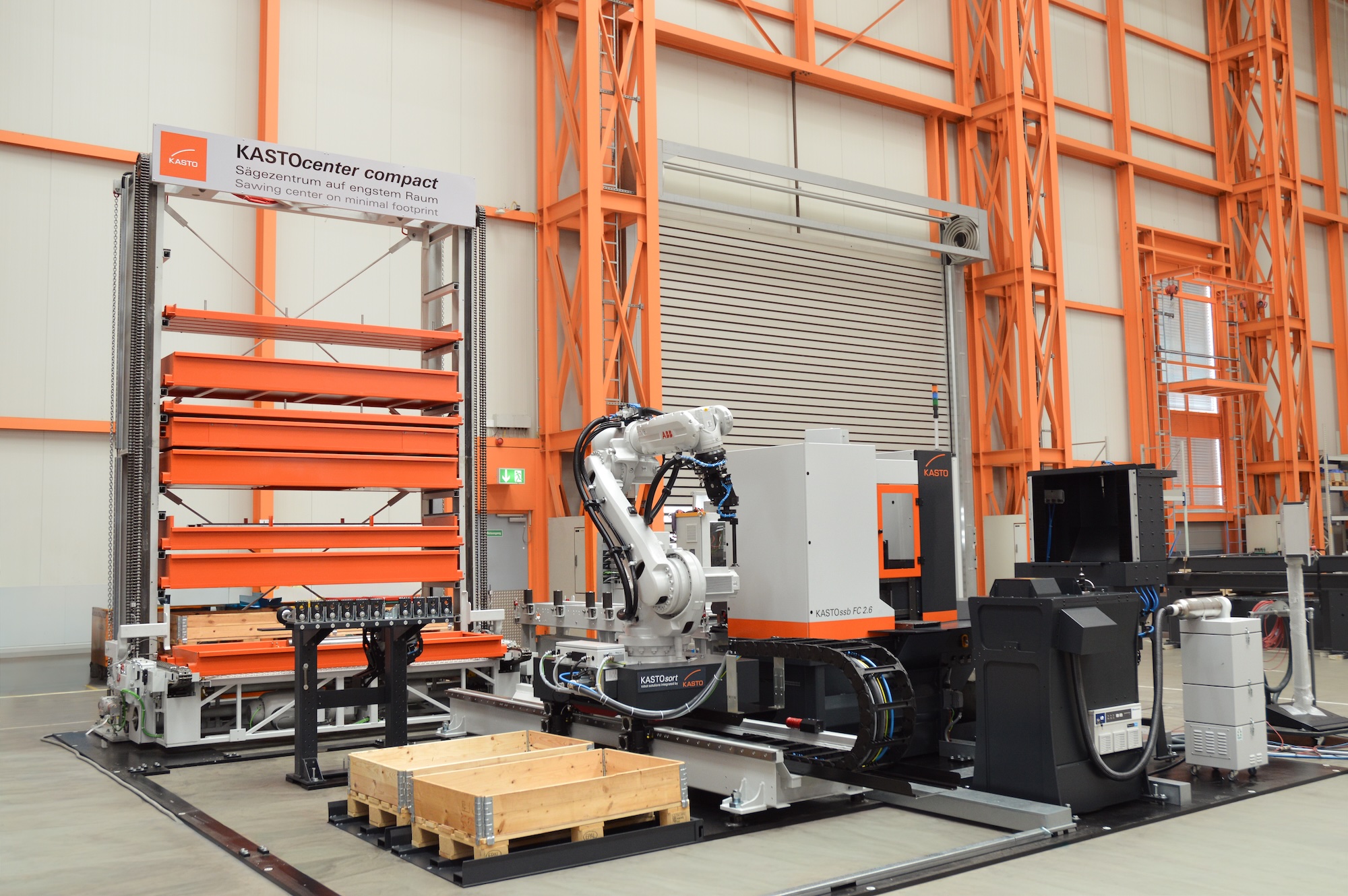 KastoCenter compact verbindet Lager, Säge, Materialhandling und Teileabfuhr zu einem Materialfluss auf wenig Fläche