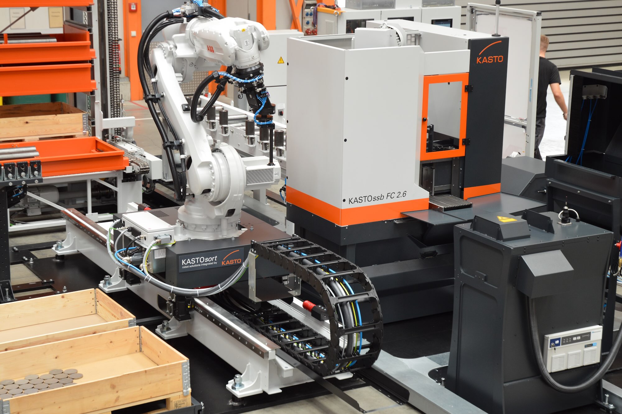 KastoSSB: Vertikalbandsäge im KastoCenter compact Vertikalbandsäge KastoSSB, kompakt, für Hartmetallsägebänder optimiert und flexibel automatisierbar