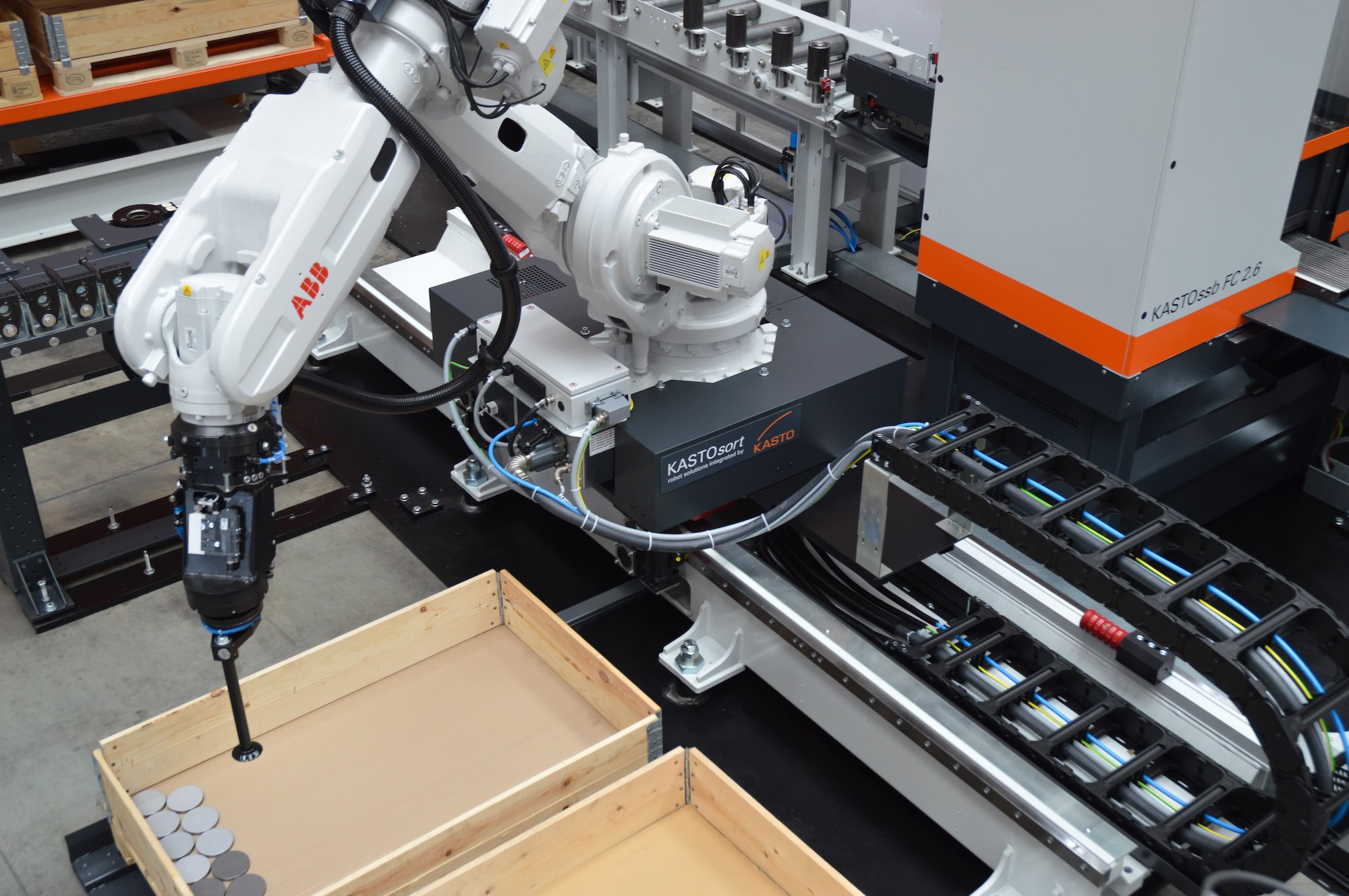 KastoCenter compact: Roboter auf Linearachse Roboter auf einer Linearachse bedient im KastoCenter compact mehrere Stationen und erweitert den Arbeitsbereich