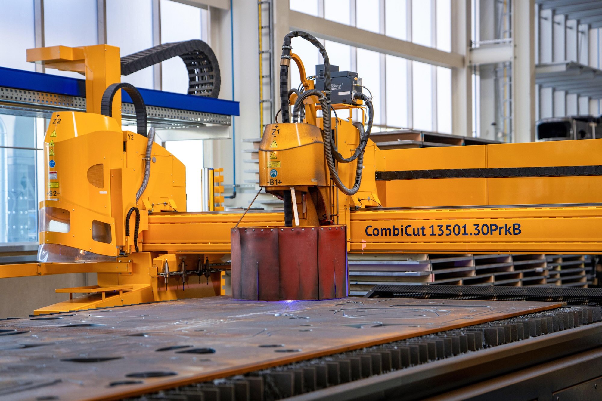Combicut-Anlage mit 3D-Plasmaschneiden und integriertem Bohrsupport