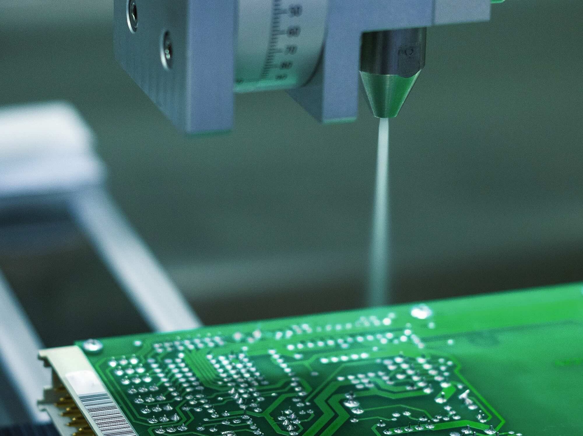 Leiterplatte wird mit CO2-Schneestrahltechnologie gereinigt