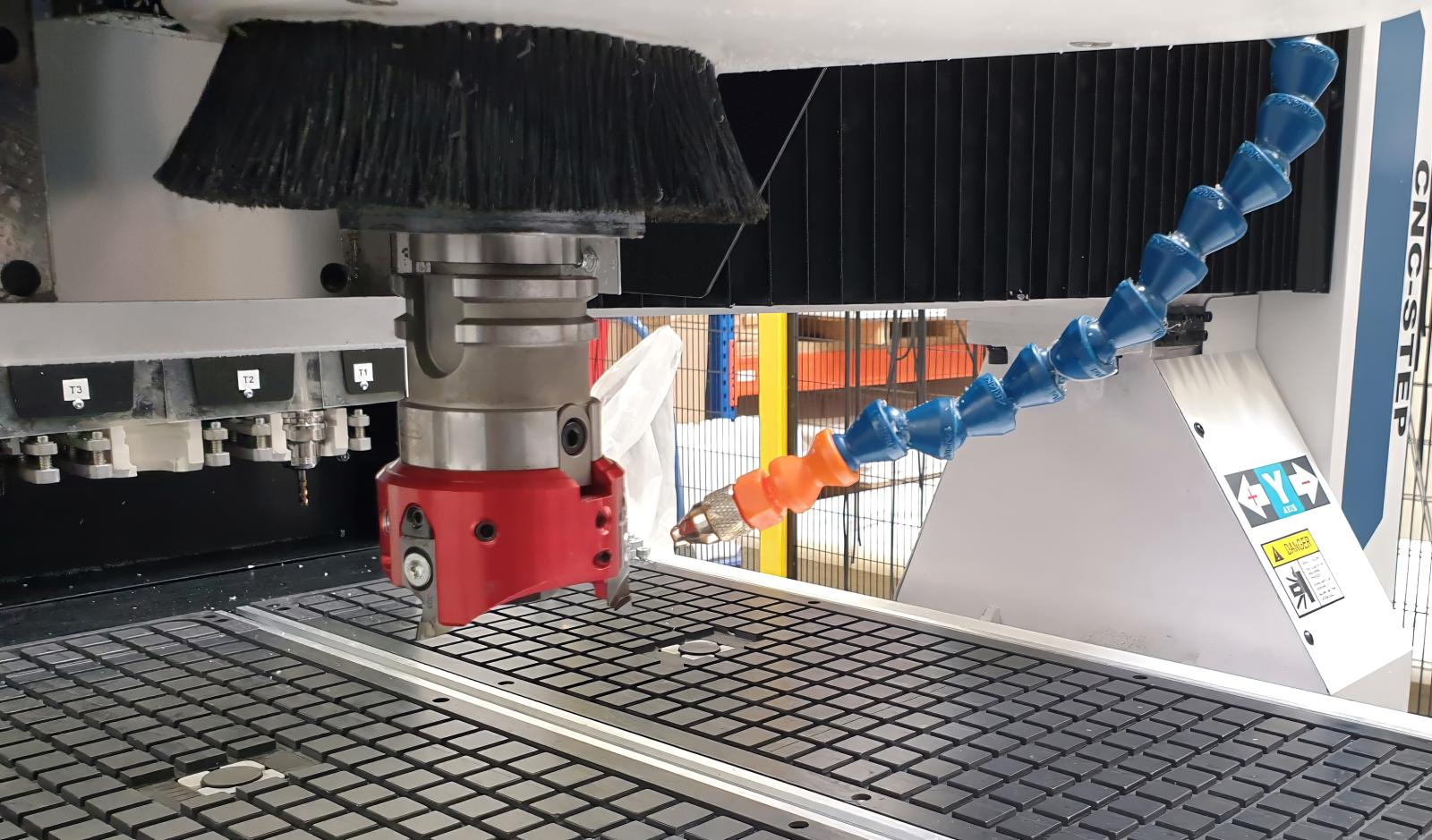 Neomill-Diamond-Flycutter beim Kunststofffräsen Mapal Neomill-Diamond-Flycutter in der Werkzeugaufnahme beim Fräsen von Kunststoff
