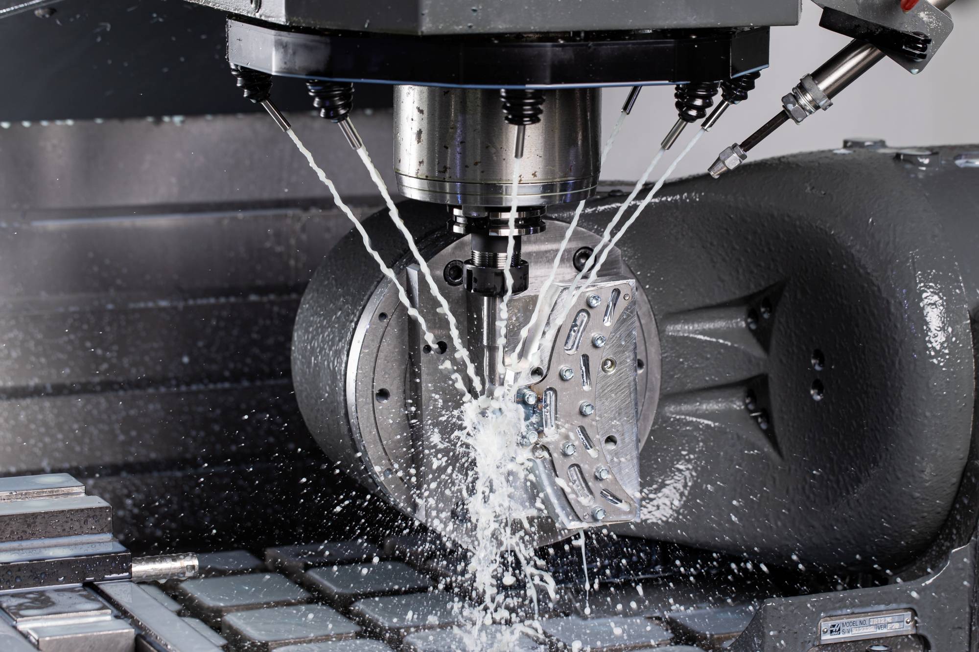 Die Kühlmitteldüsen liefern einen Kühlmitteldruck von maximal 15 bar.