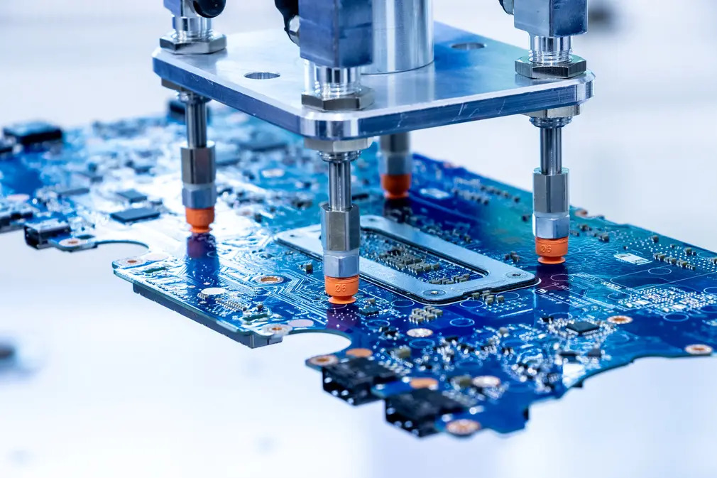 Schmalz entwickelt neues Hochleistungsmaterial für die Elektronikfertigung