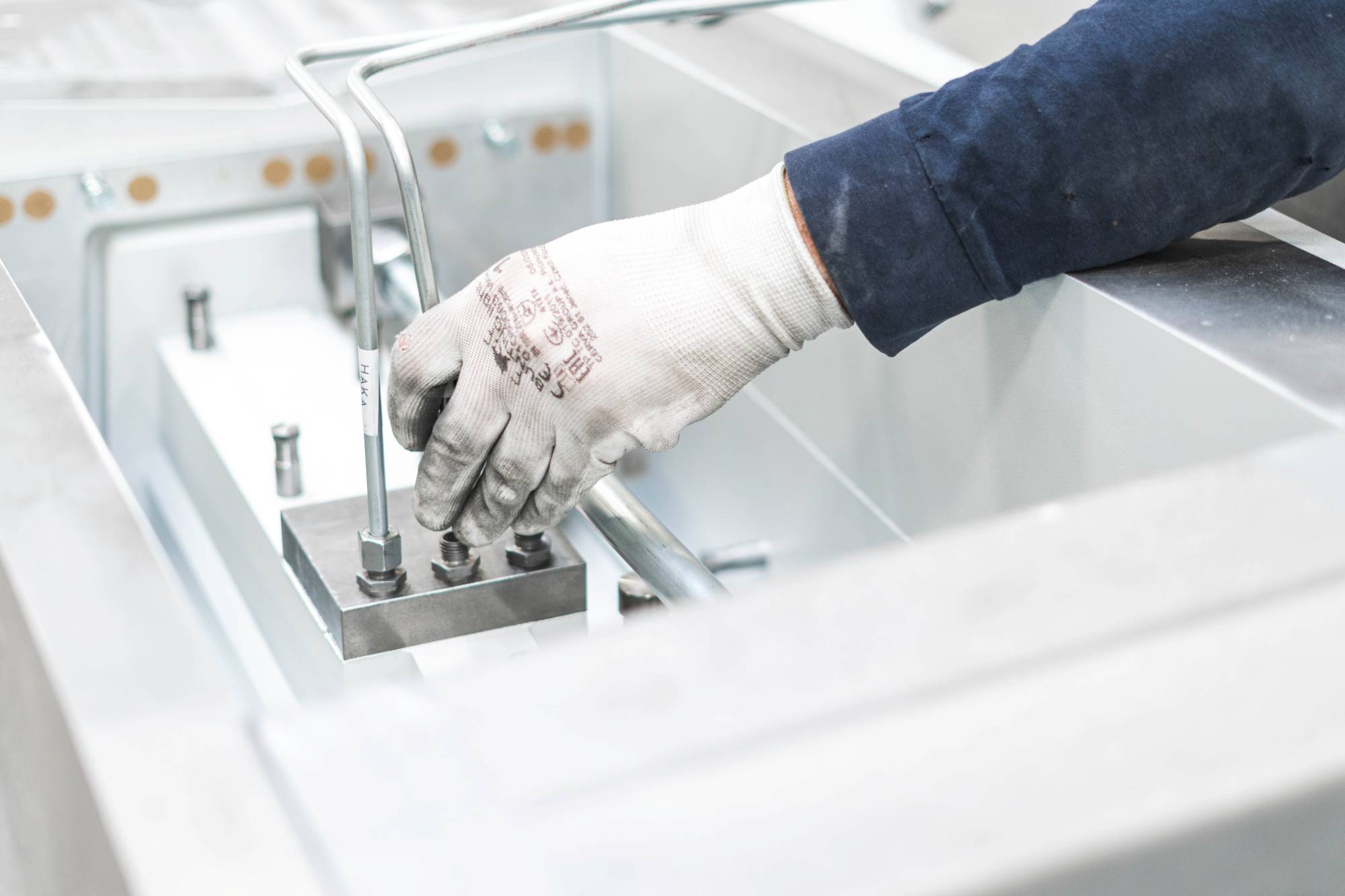 Das Kaltgiessverfahren erlaubt z.B. die Integration von Rohren und Leitungen