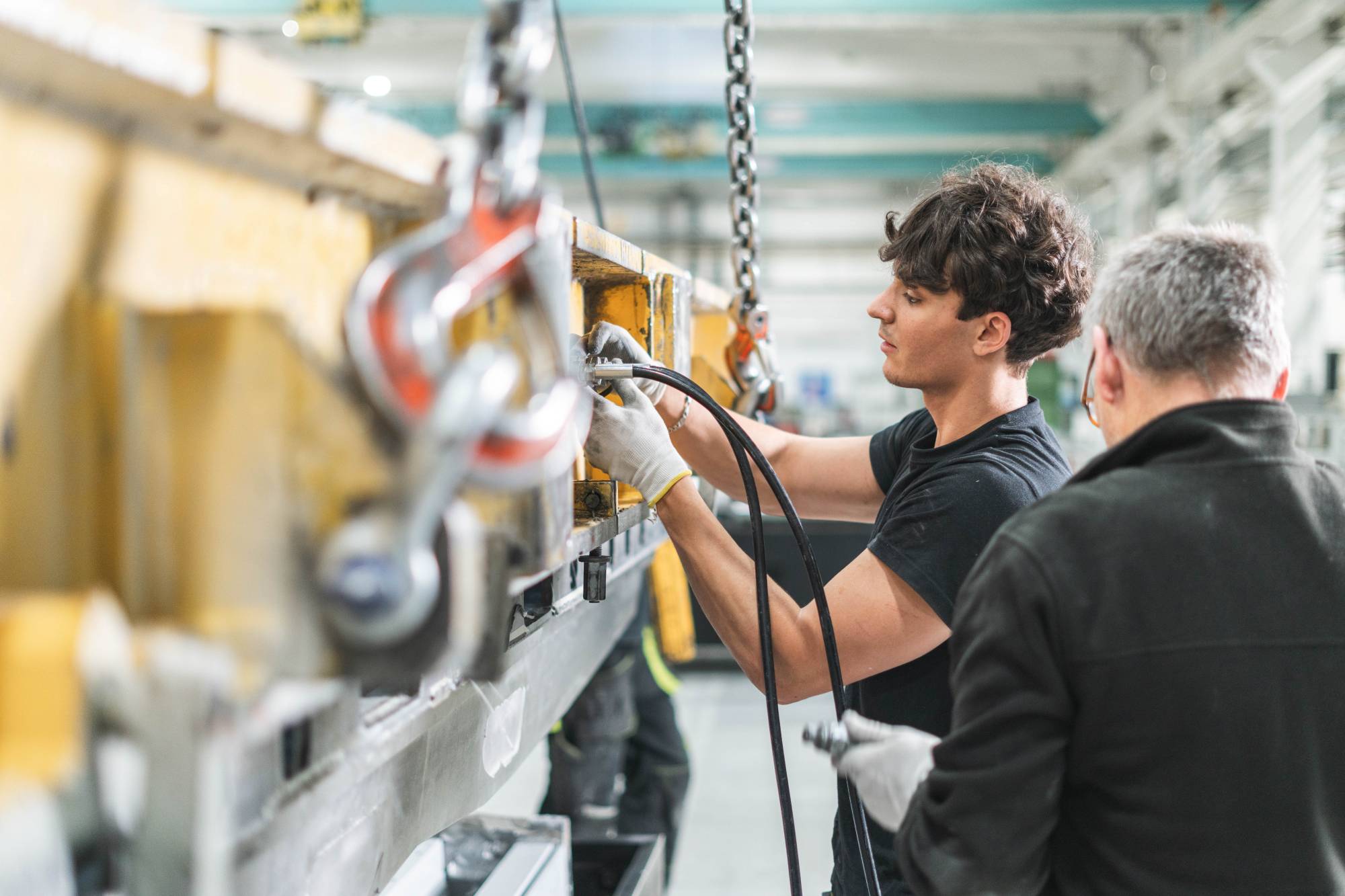 Mit grösster Sorgfalt wird die Giessform montiert.