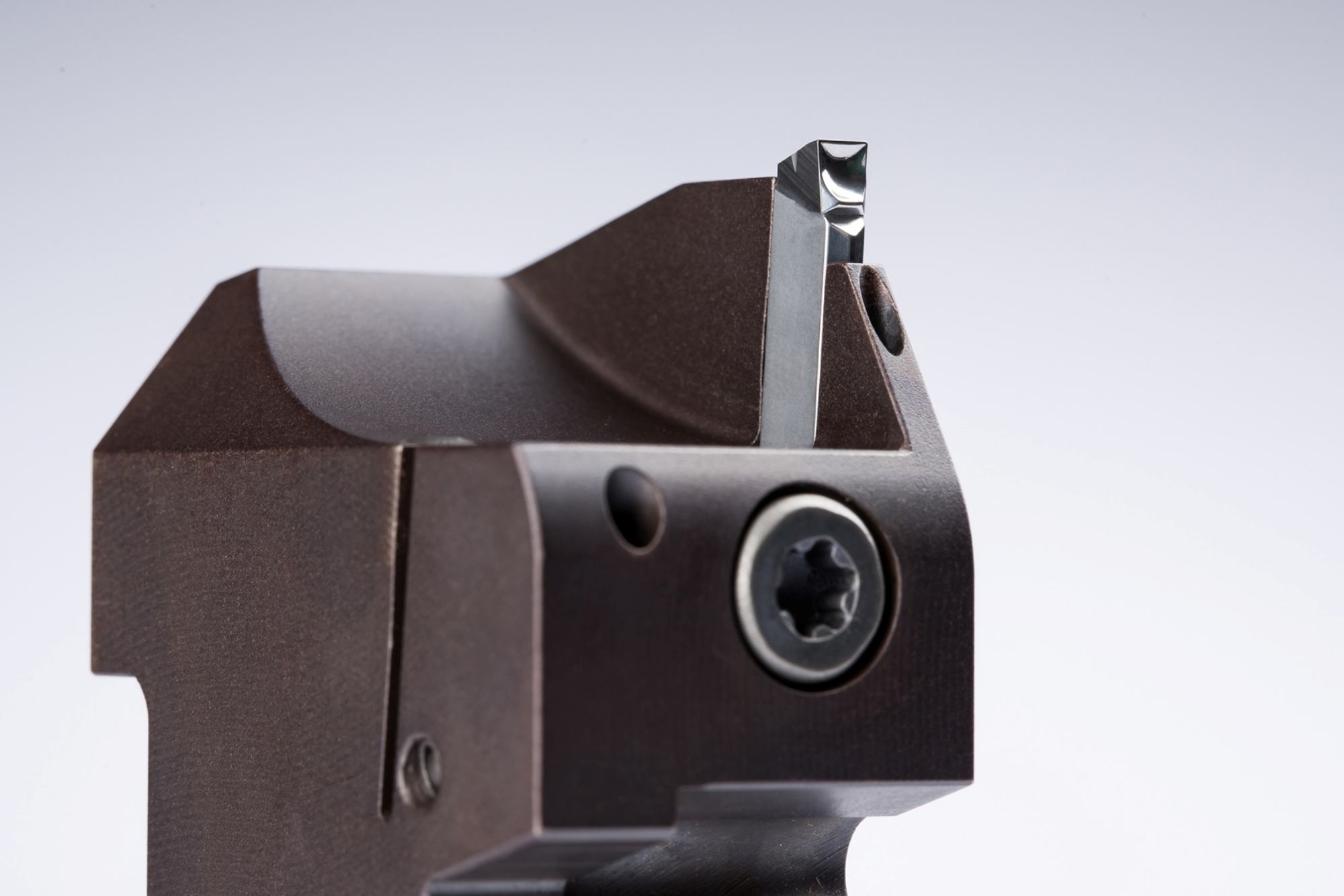 Polierte Spanflächen, spezielle Spanformgeometrien sowie schleifscharfe Schneiden sorgen für eine sichere Späneabfuhr und beugen der Bildung von Aufbauschneiden vor.