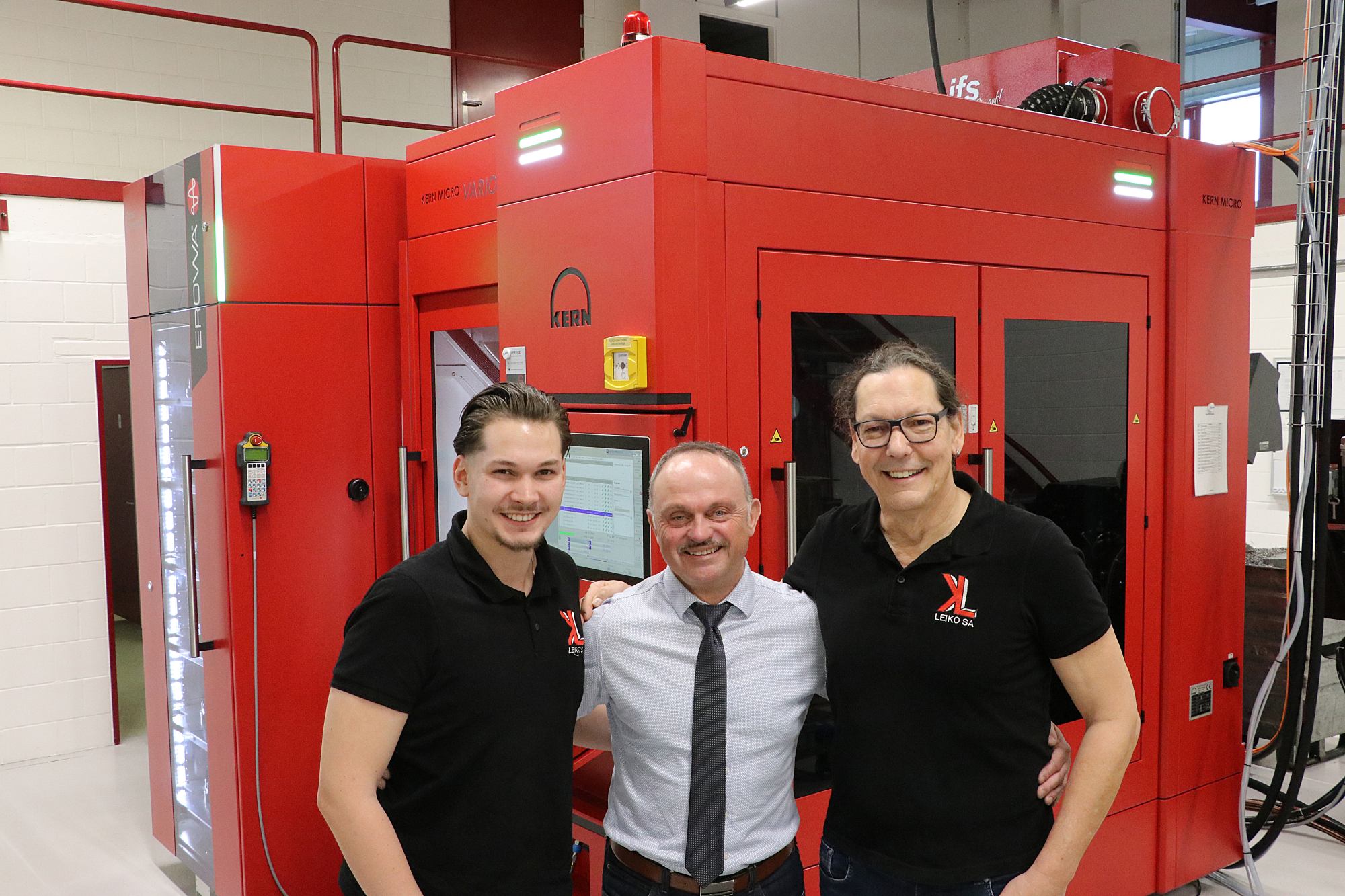 Die Leiko-Firmenchefs Pascal Leimer (links) und Konrad Leimer (rechts) mit Stephan Zeller, Gebietsverkaufsleiter von Kern.