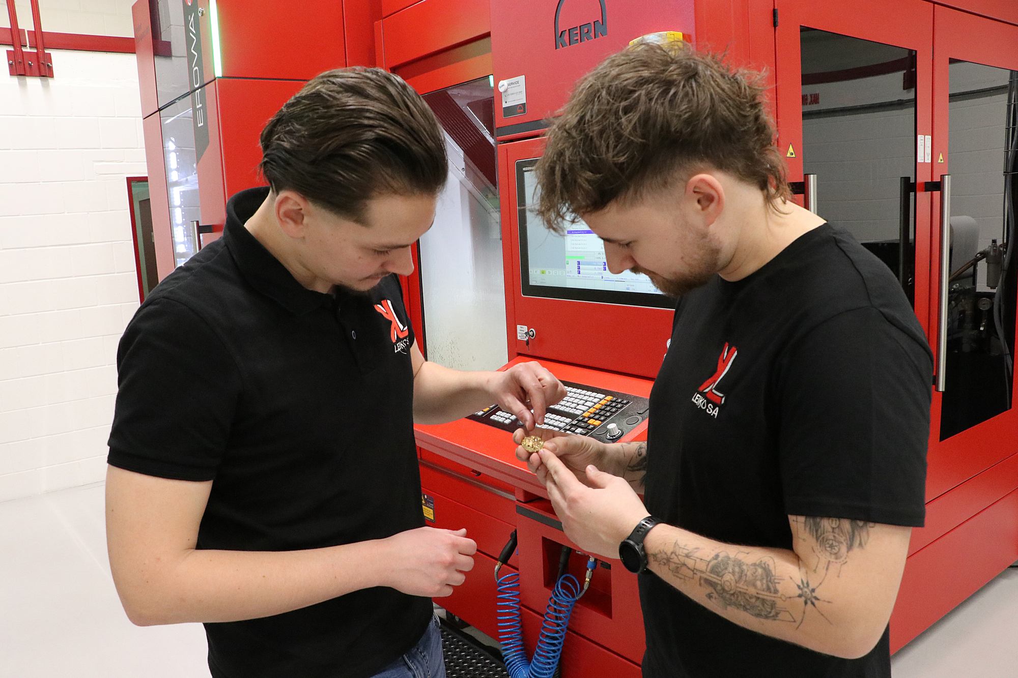 Kevin Riccius, Polymechaniker bei Leiko (rechts), hat im Rahmen der Maschinenevaluation die Kern Micro Vario in den sozialen Medien entdeckt.