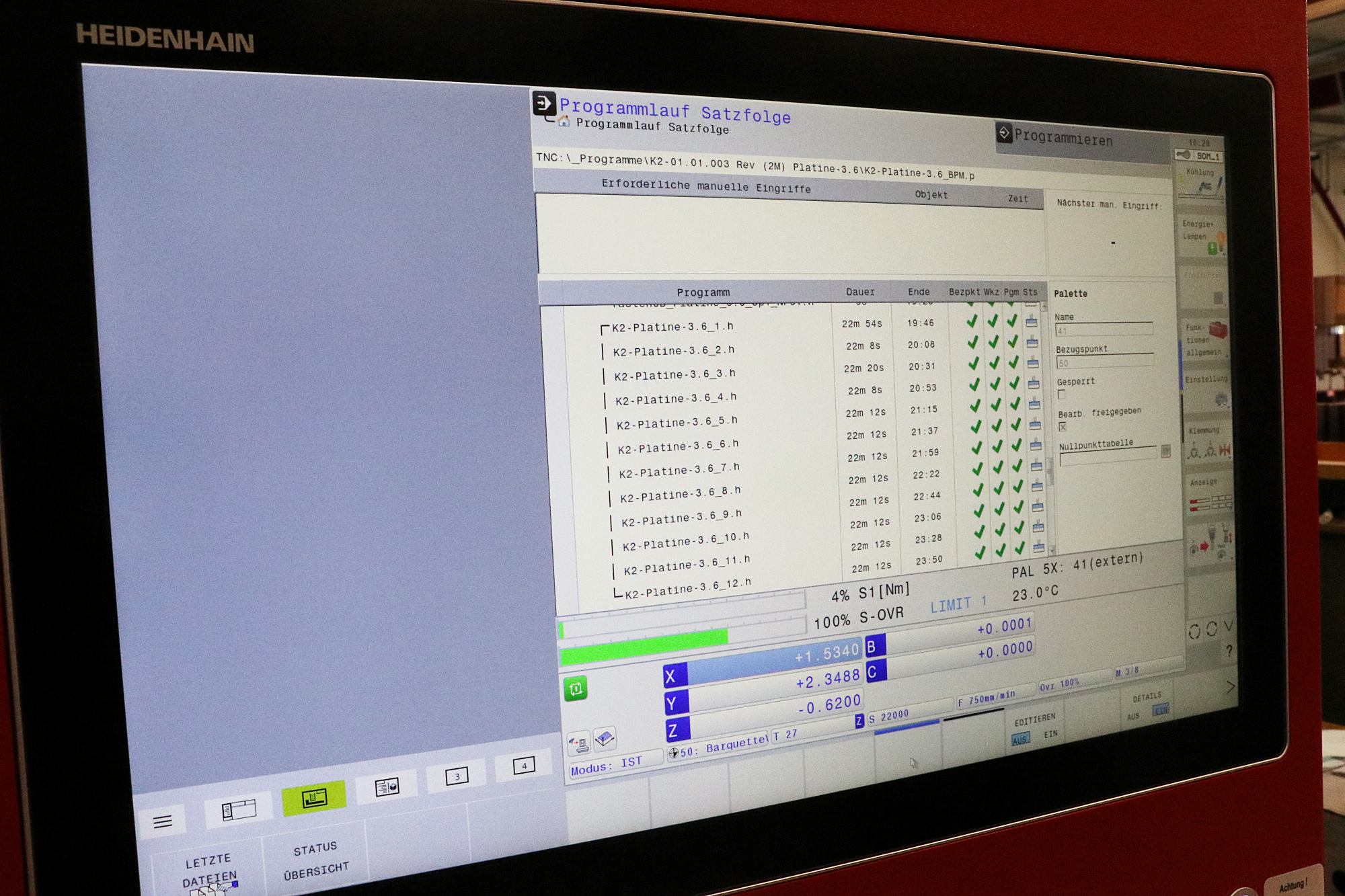 Polymechaniker Kevin Riccius schreibt seine Bauteilprogramme und setzt diese anschliessend in den Batch-Prozess-Manager der Heidenhain-Steuerung TNC 640. Damit verkürzt sich die Laufzeit im automatisierten Fertigungsprozess.