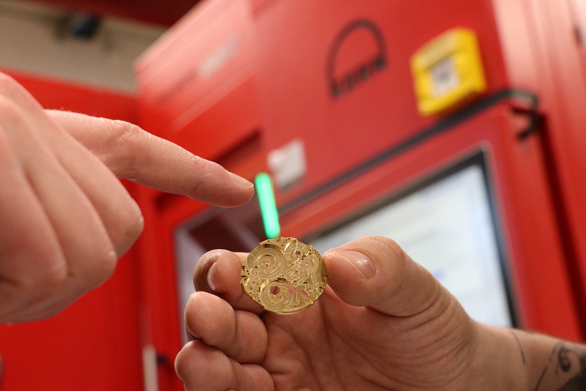 Bei der ersten wie der letzten Uhrenplatine entspricht die Bauteilgenauigkeit µm-genau der Vorgabetoleranz.