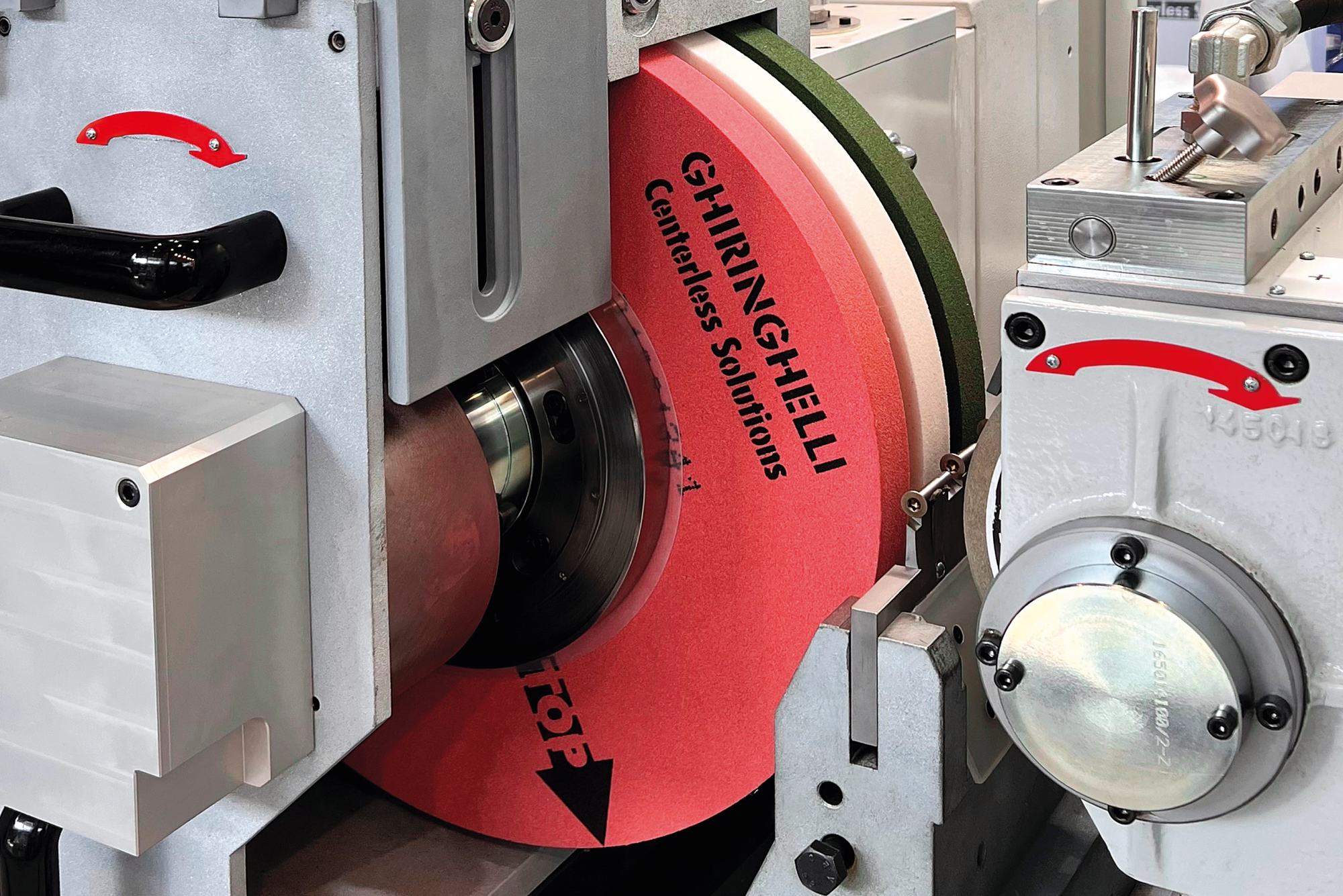 Die spitzenlose M100 Rundschleifmaschine schleift mit höchster Genauigkeit Bauteile mit Durchmessern zwischen 0,50 und 20 mm und Längen bis zu 135 mm.