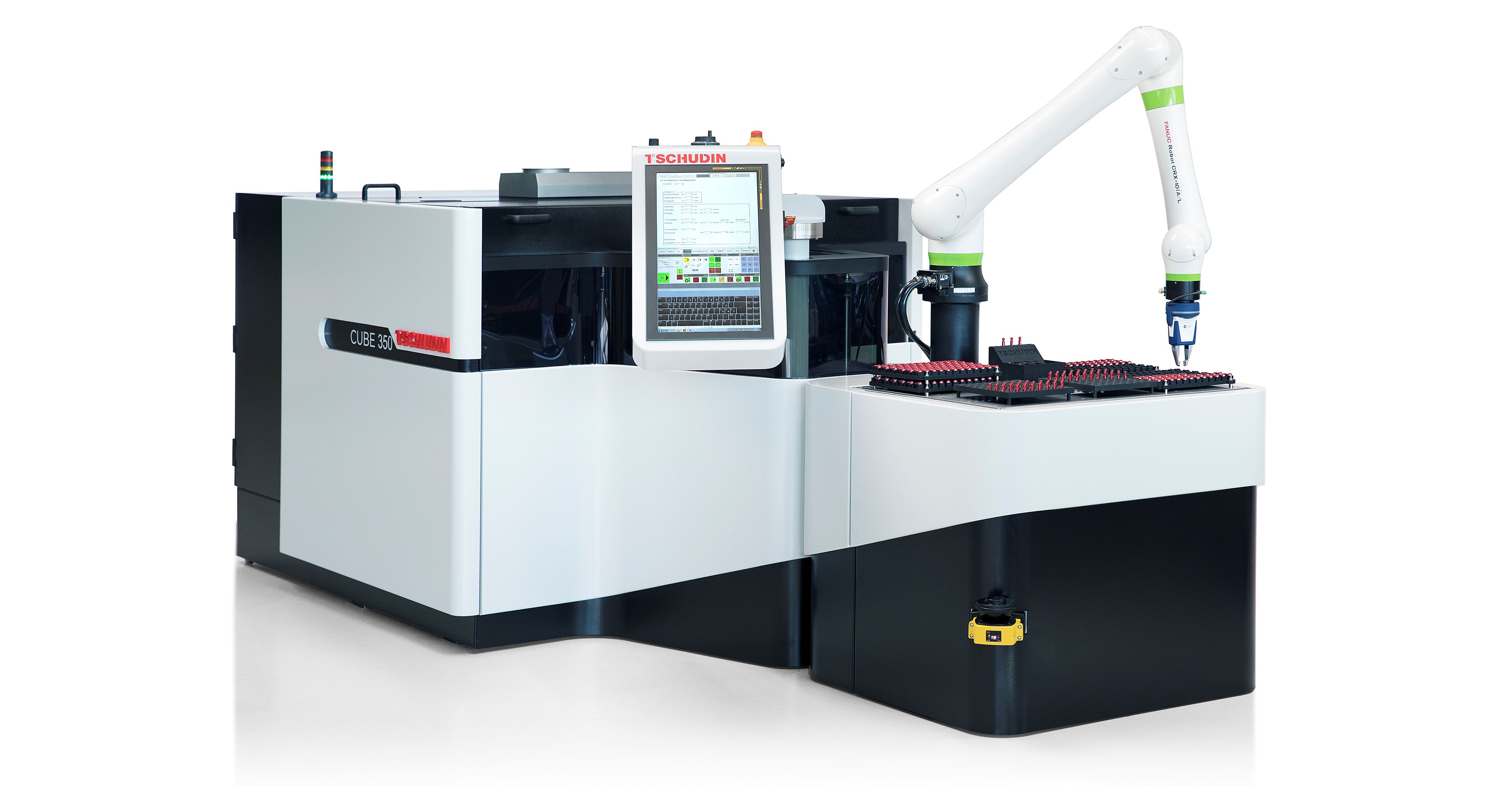 Tschudin Cube 350: Die mit dem Red Dot Award ausgezeichnete spitzenlose Rundschleifmaschine ist ideal für die Bearbeitung kleiner Losgrössen mit einem Teiledurchmesser von bis zu 20 mm. Hier abgebildet mit einem Roboter.