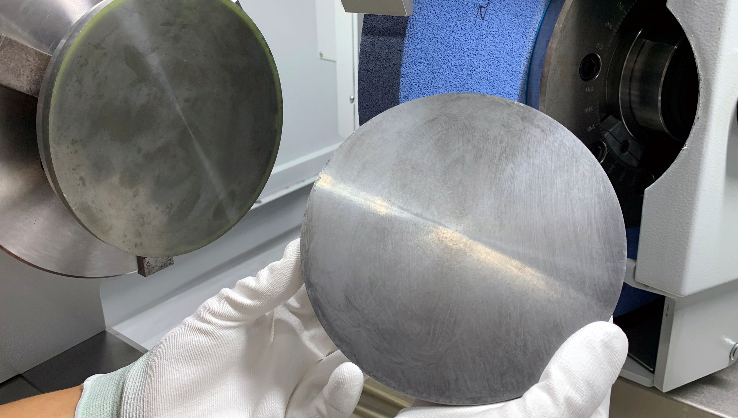 Die Fertigung eines Pucks ist aufgrund des hartspröden Materials (SiC) eine Herausforderung. Das Zerspanungsverhalten des Schleifprozesses auf Keramiken ist vollkommen anders als auf metallischen Werkstoffen.