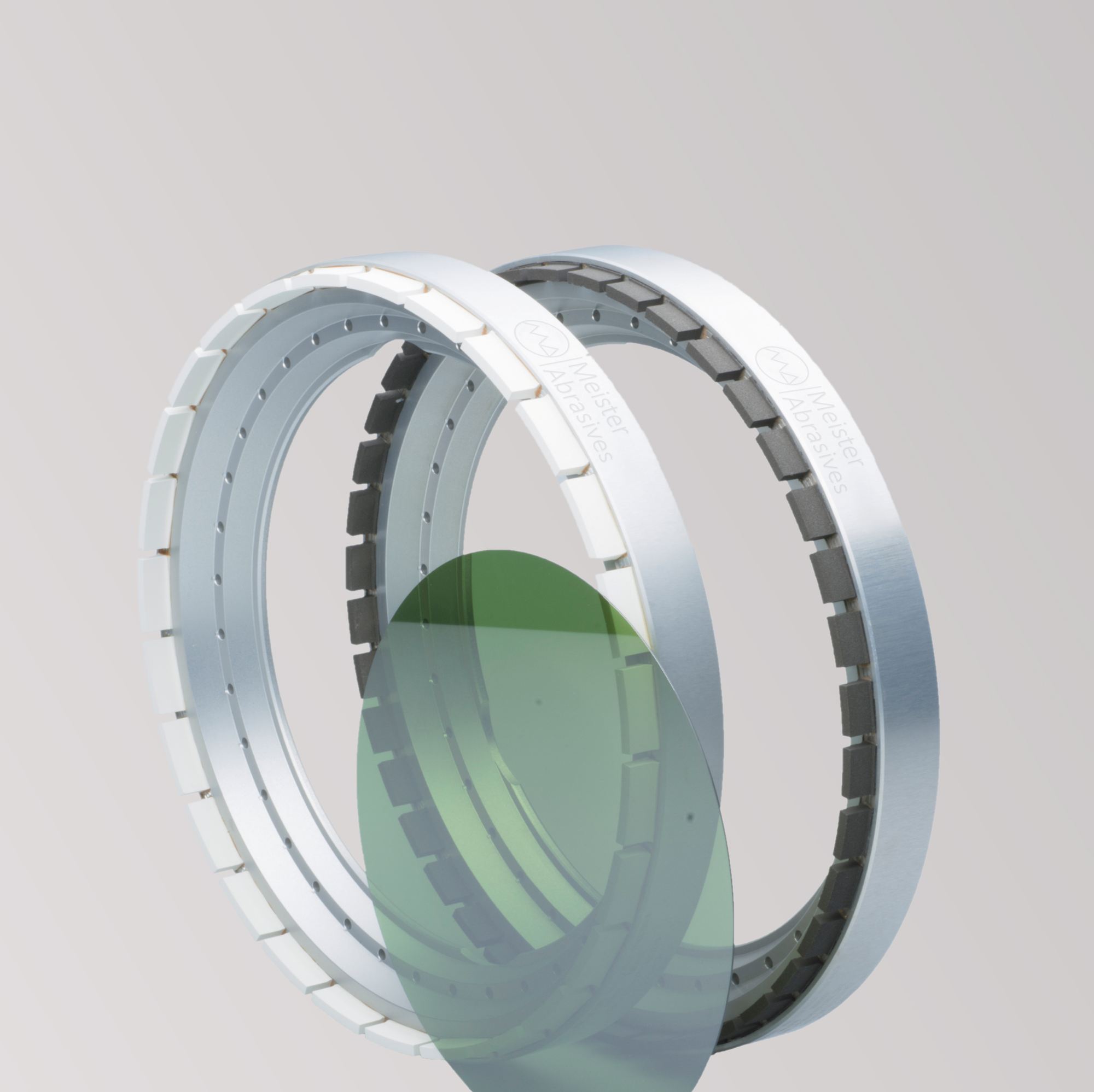 Zur Bearbeitung der superharten SiC-Wafer bedarf es Schleifscheiben, die Oberflächenqualitäten im einstelligen Ångström-Bereich ermöglichen. Foto: Meister Abrasives