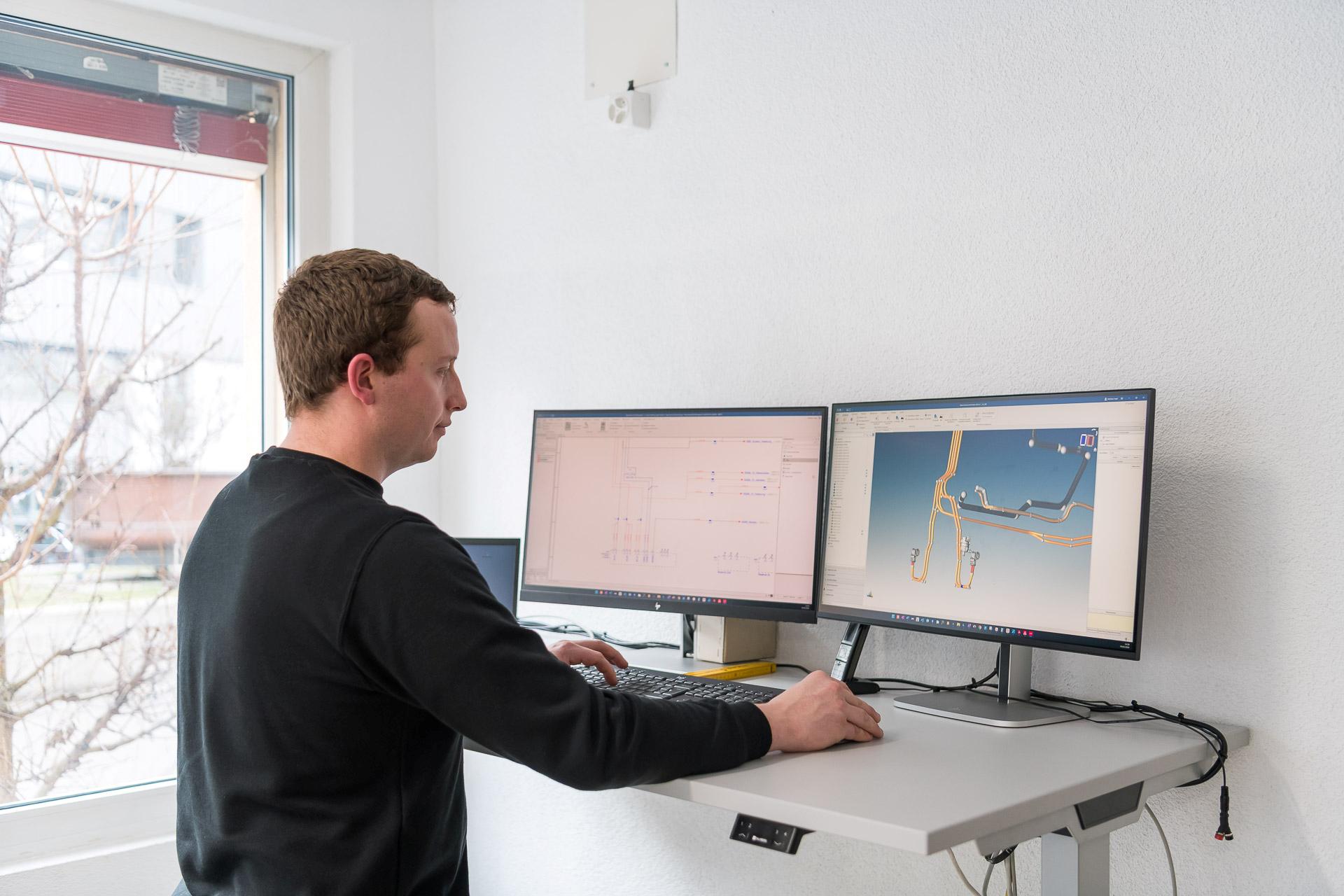 Matthias Vogel, Elektroingenieur bei Rigitrac, setzt auf Eplan Harness proD: Das Tool berechnet exakte Kabellängen, erkennt Kollisionen im 3D-Modell und liefert direkt die Bestelldokumentation für den Kabelbaum-Hersteller. (Bild: Michael Donadel)