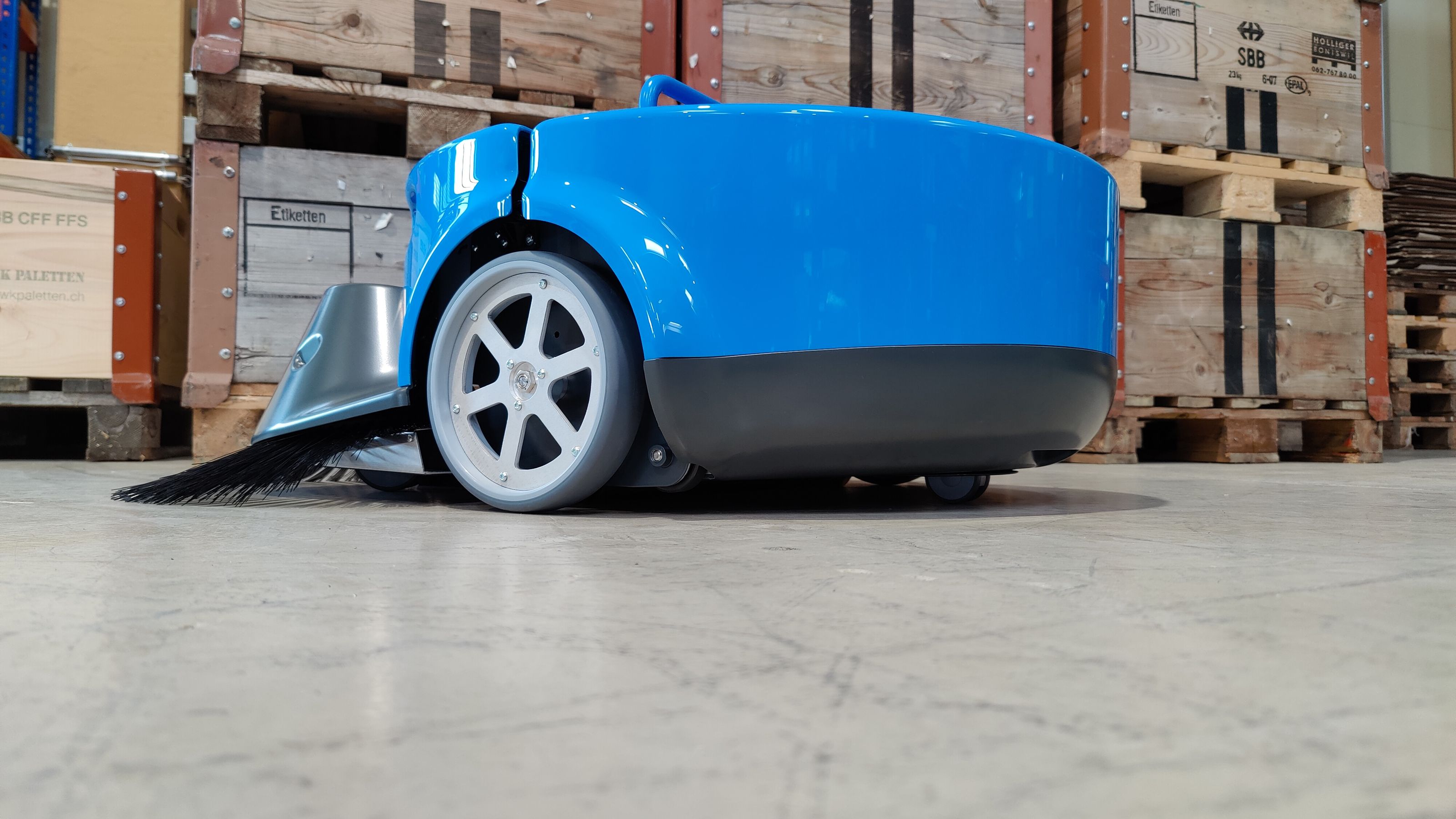 Im Kreis der Scale-ups: Kemaro mit ihrem industriellen Kehrroboter. (Bild: Kemaro)