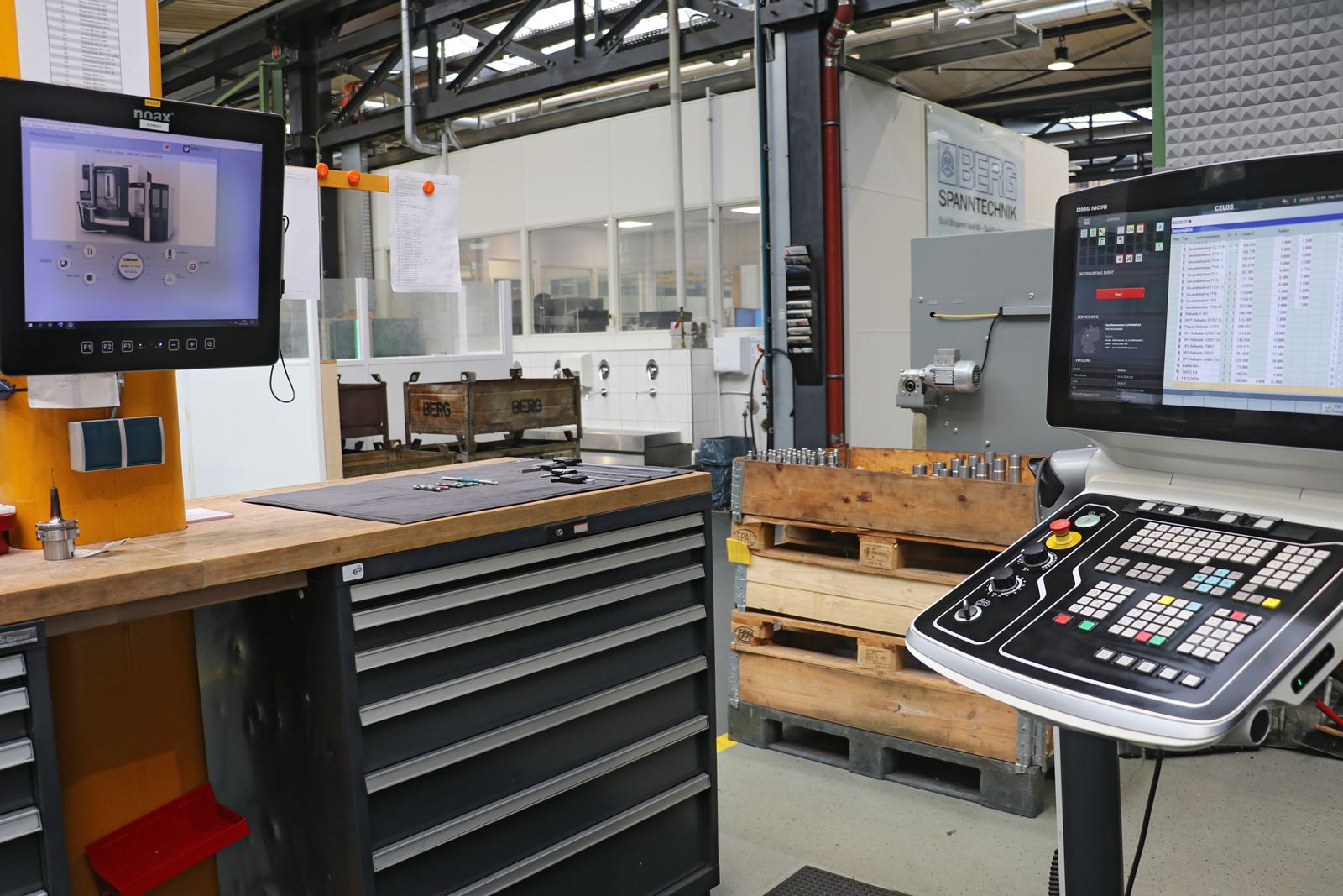 Industrie-PC mit Zugriff auf das Werkzeugmanagementsystem