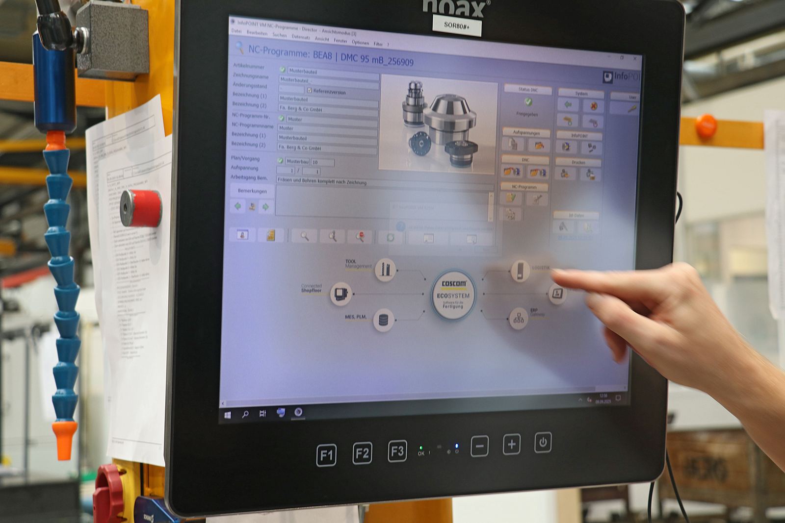 Papierlose Fertigung: Touchscreen des Industrie-PC