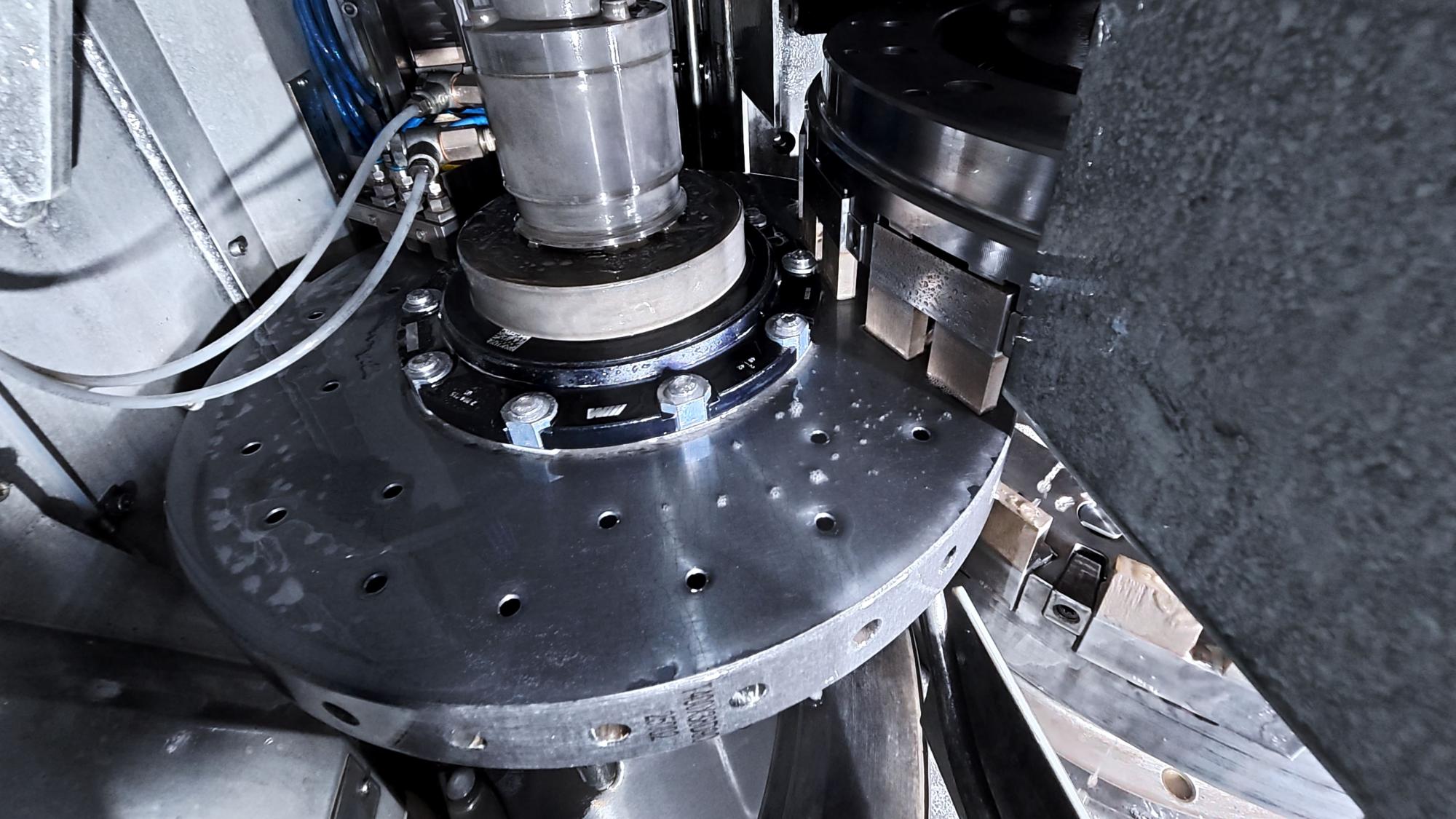 Schleifen einer Bremsscheibe mit stehenden Schleifscheiben. Die Schneidmittel sind dadurch im Detail sichtbar. Foto: Nagel Technologies GmbH