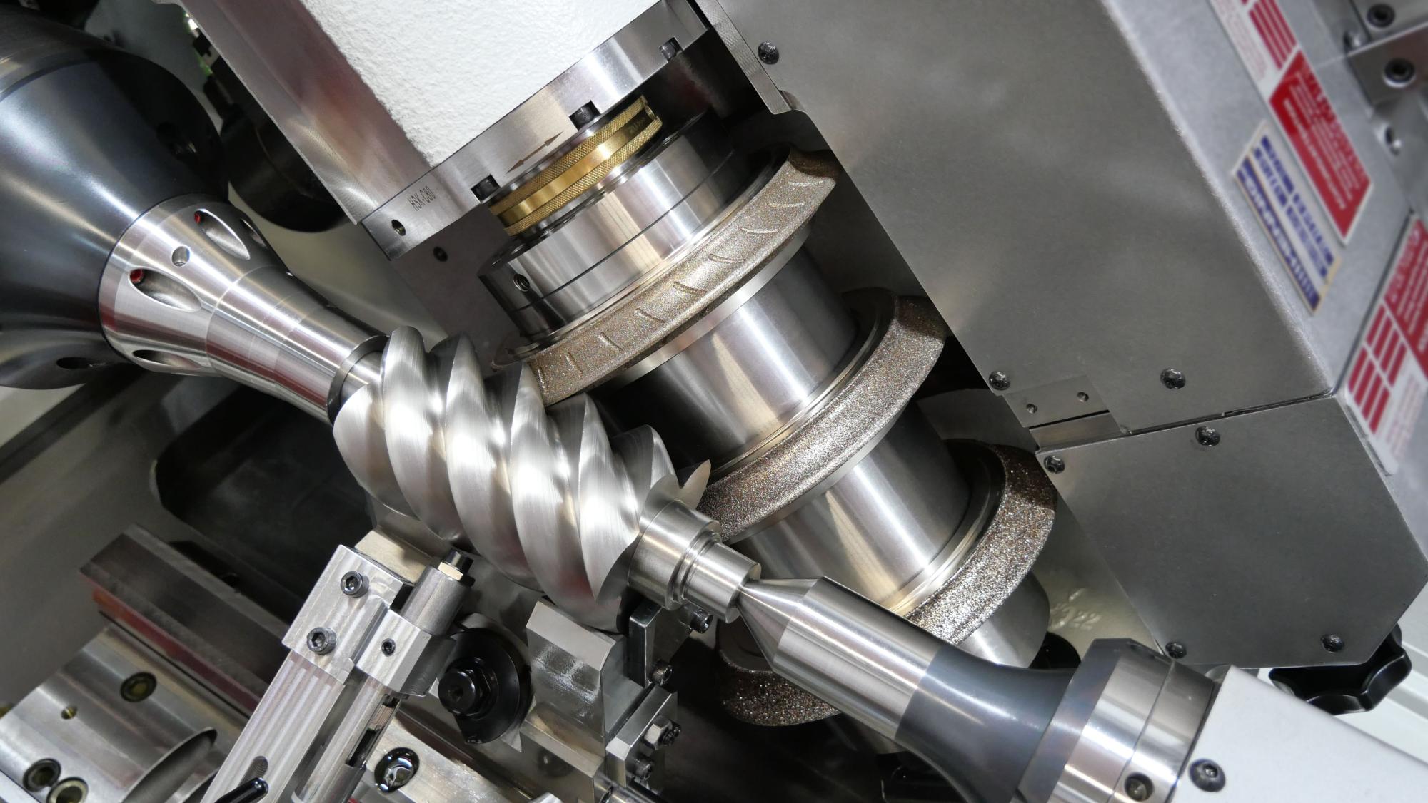 Schleifen aus dem Vollen mit zwei CBN pro-Schleifscheiben im Schruppprozess. Foto: Kapp GmbH & Co. KG