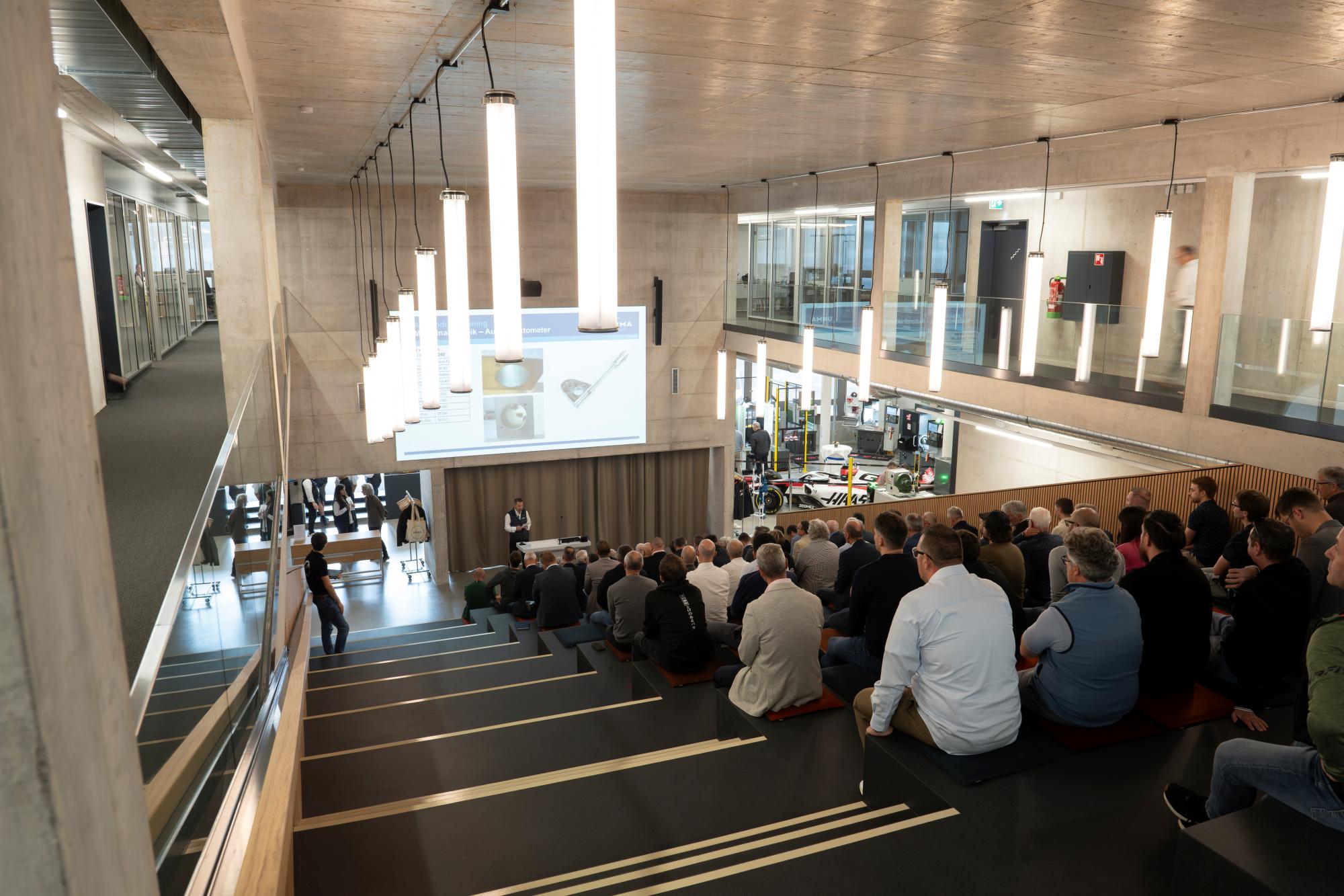 Die modernen Räumlichkeiten können für Meetings, Konferenzen, Schulungen oder Firmenevents mit bis zu 100 Teilnehmenden gebucht werden. Quelle: Urma AG
