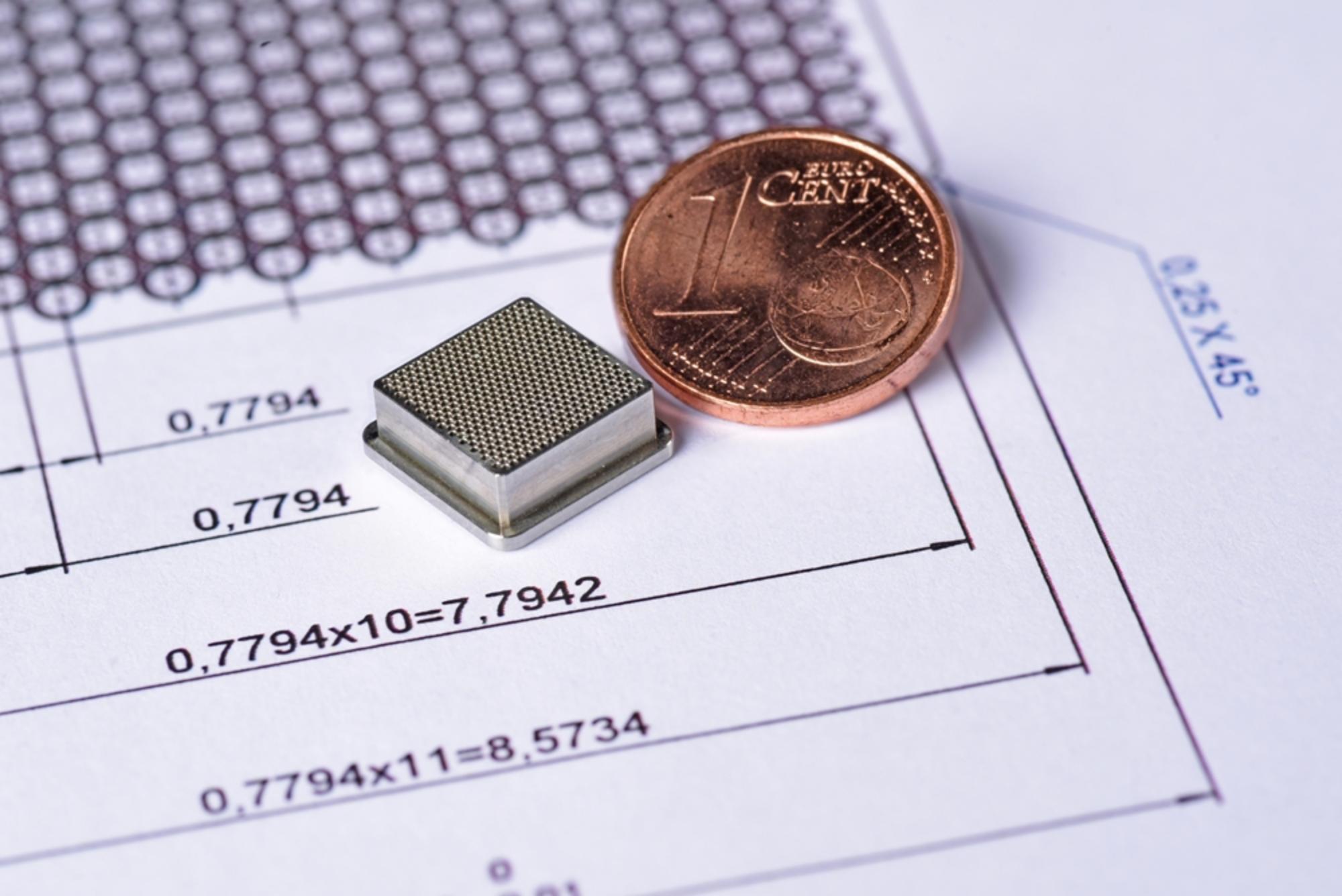 Zum Produktspektrum gehören auch Fiber Arrays mit einer Stirnfläche von 10 mal 10 Millimetern, auf denen 440 Bohrungen eingebracht sind. (Bild: Amphenol Precision Optics GmbH)