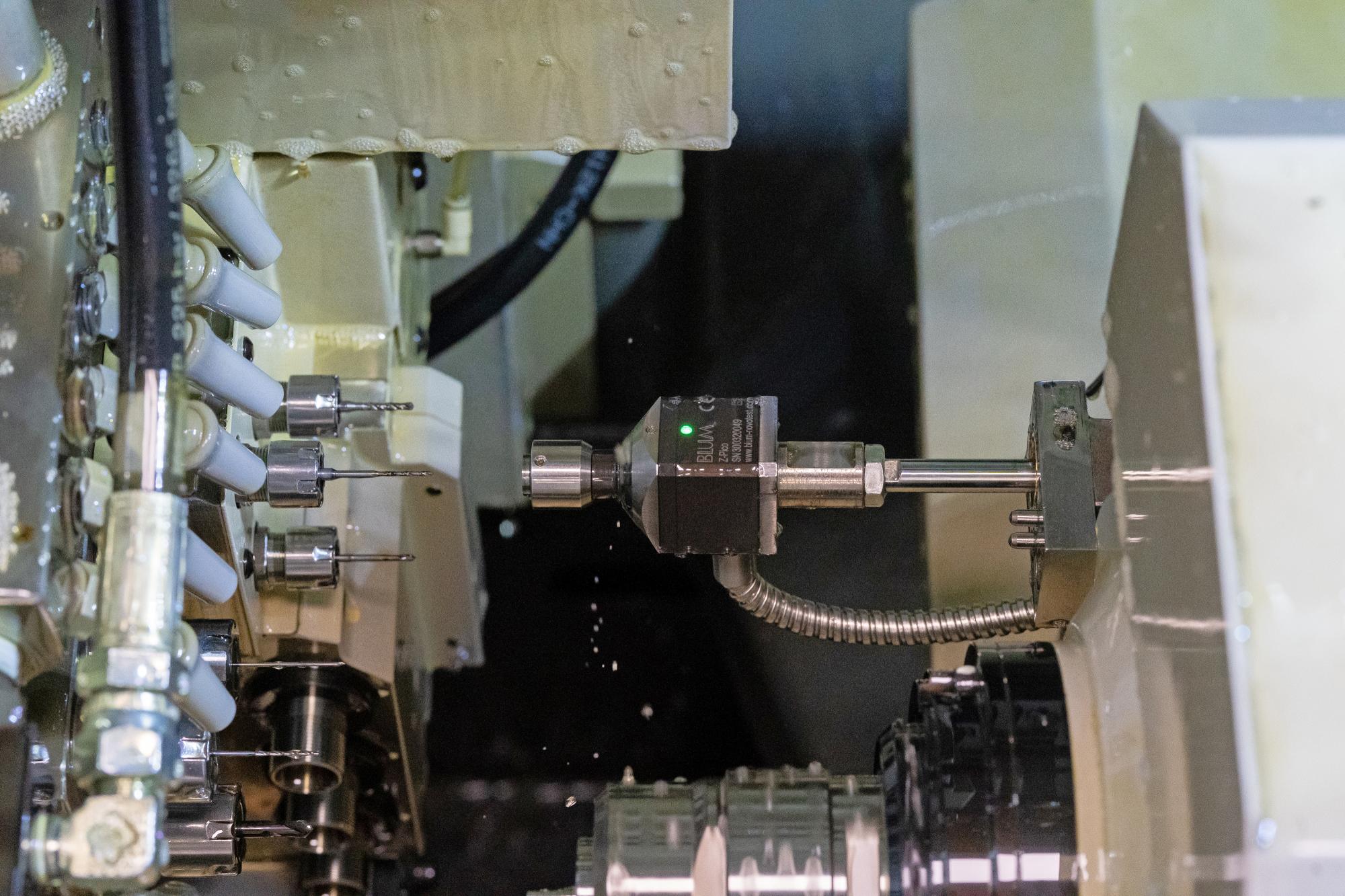 Die Amphenol Precision Optics GmbH setzt Messtechnik von Blum für die automatisierte Prozessüberwachung in den Dreh- und Fräszentren ein. Mit dem sehr kompakten Werkzeug-Messtaster Z-Pico führen die Experten eine schnelle Werkzeugbruchkontrolle von sehr f