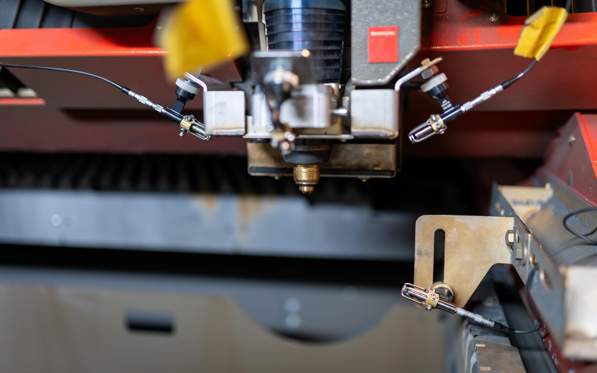 Der Laser kann die Schnittqualität mittels Kameras und Mikrofonen selbst beurteilen und falls nötig auch gleich anpassen. Bild: Roland Richter, Empa