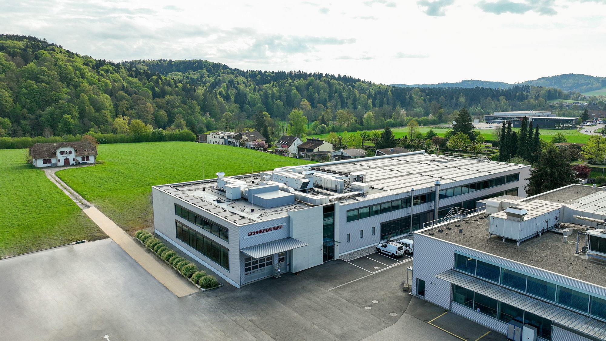 «Local for Local» gilt auch für die Schweiz und daher wird auch in Roggwil investiert. Hier das Werk 3, das 2025 eröffnet wurde. Bild: Schneeberger