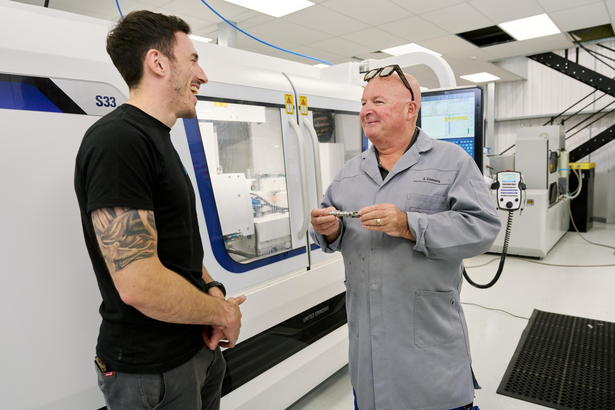 Cameron Adams und Studer Service Engineer Julian Connors bei der Inbetriebnahme der S33
