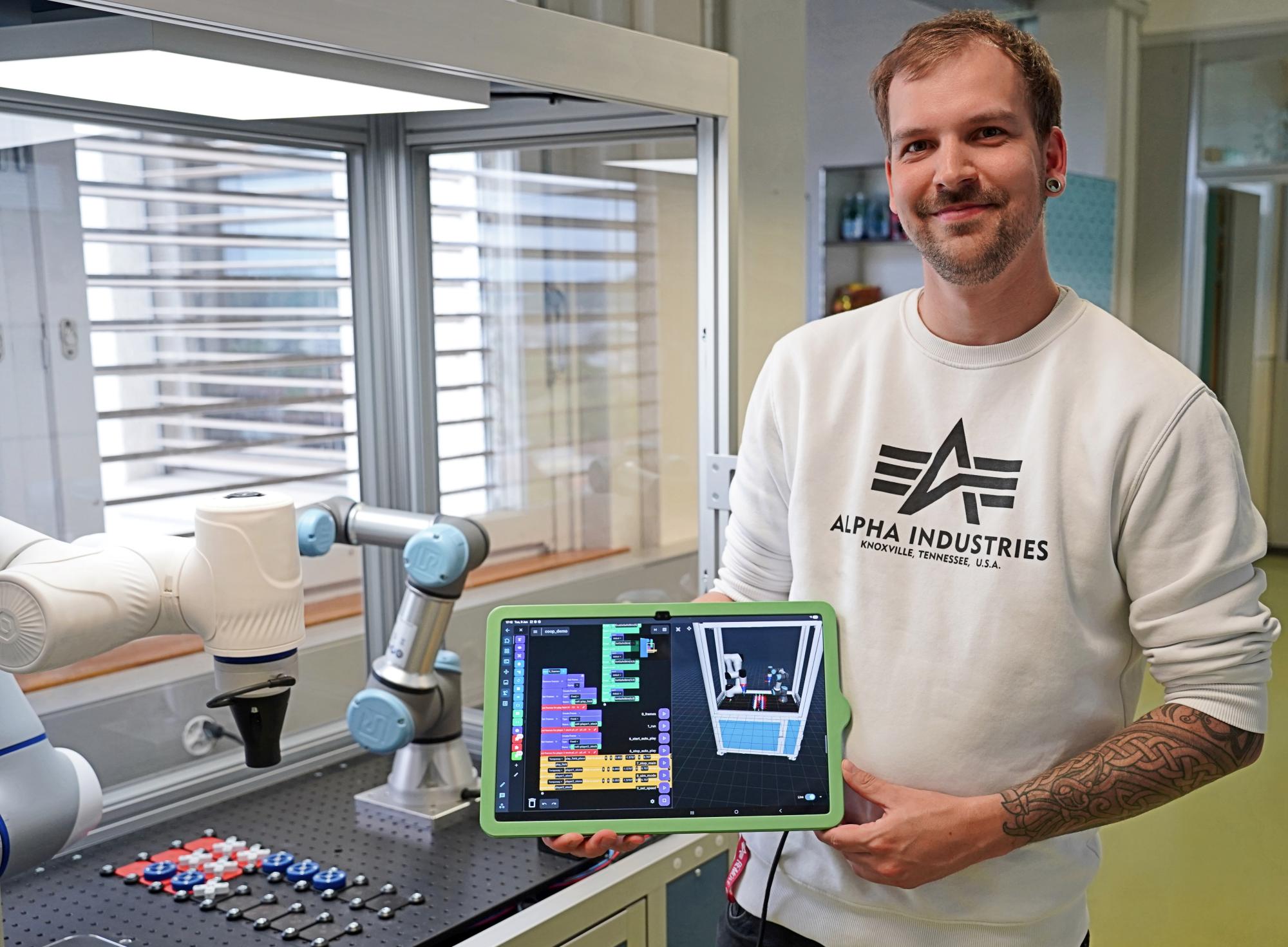 Lucas Renfer, CEO von Auto-Mate Robotics, mit der No-Code-Oberfläche von Progra Block. Bild: Eugen Albisser