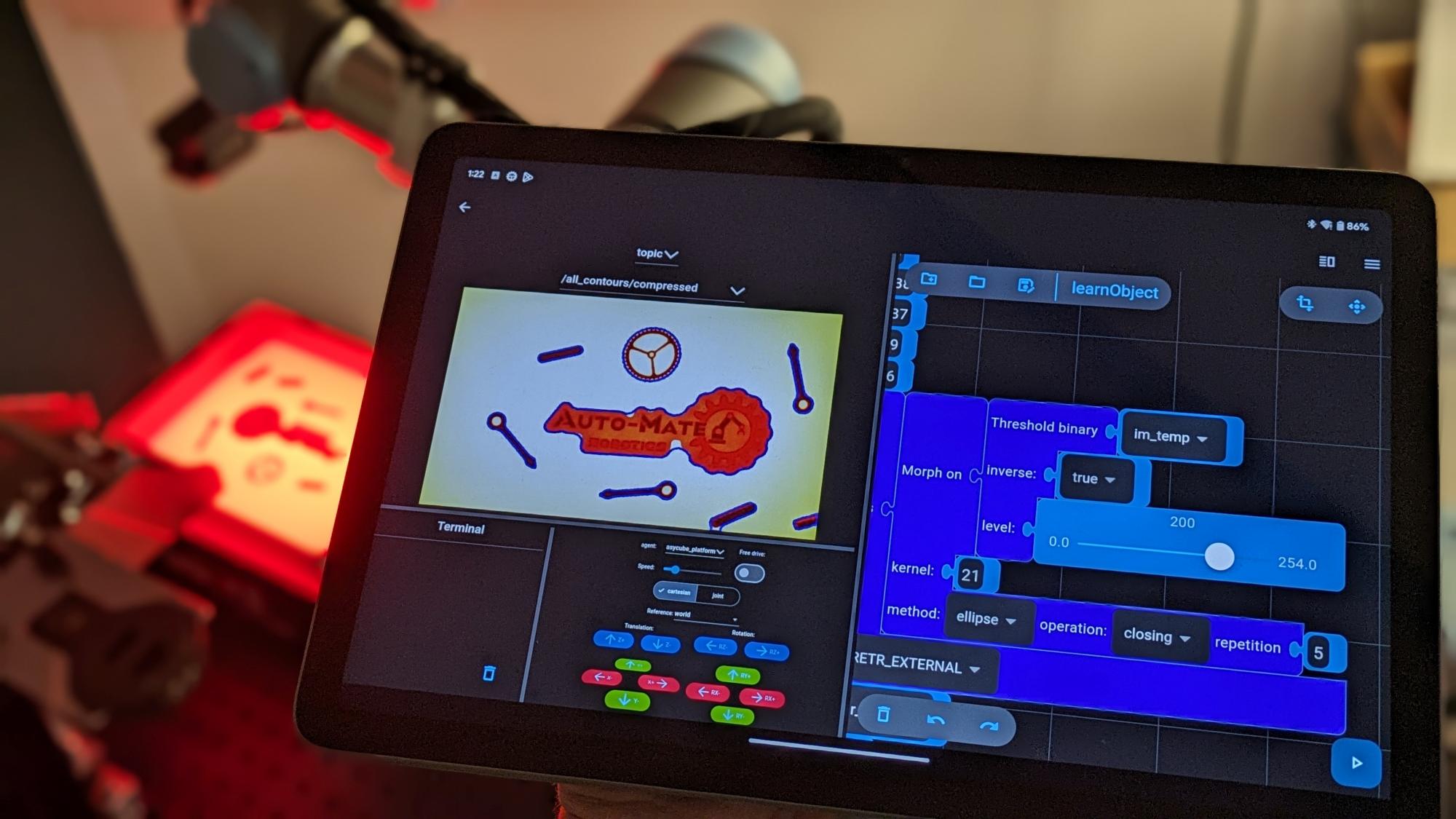 Der digitale Zwilling erlaubt es, die Programmierung offline vorzubereiten. Bild: Auto-Mate Robotics