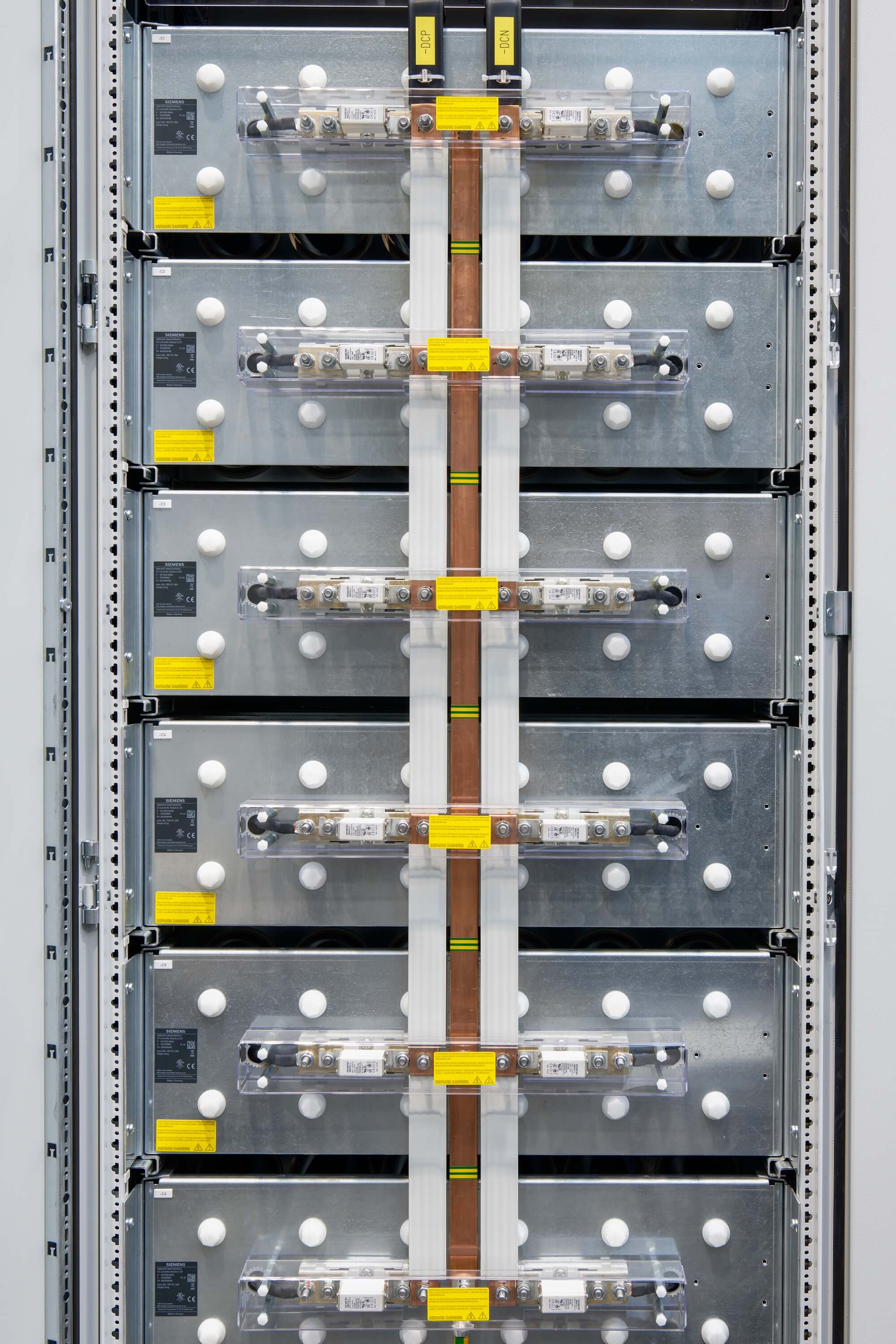Hatebur Umformmaschinen: Neu speichern Kondensatoren die grossen Energiemengen