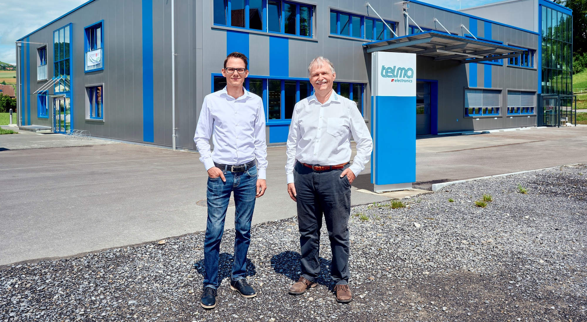 Mario Bolla und Sohn Adrian Bolla vor dem neuen Gebäude