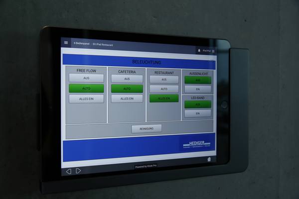Über Bedienpanel lassen sich die Funktionalitäten im Scott-Headquarter steuern.